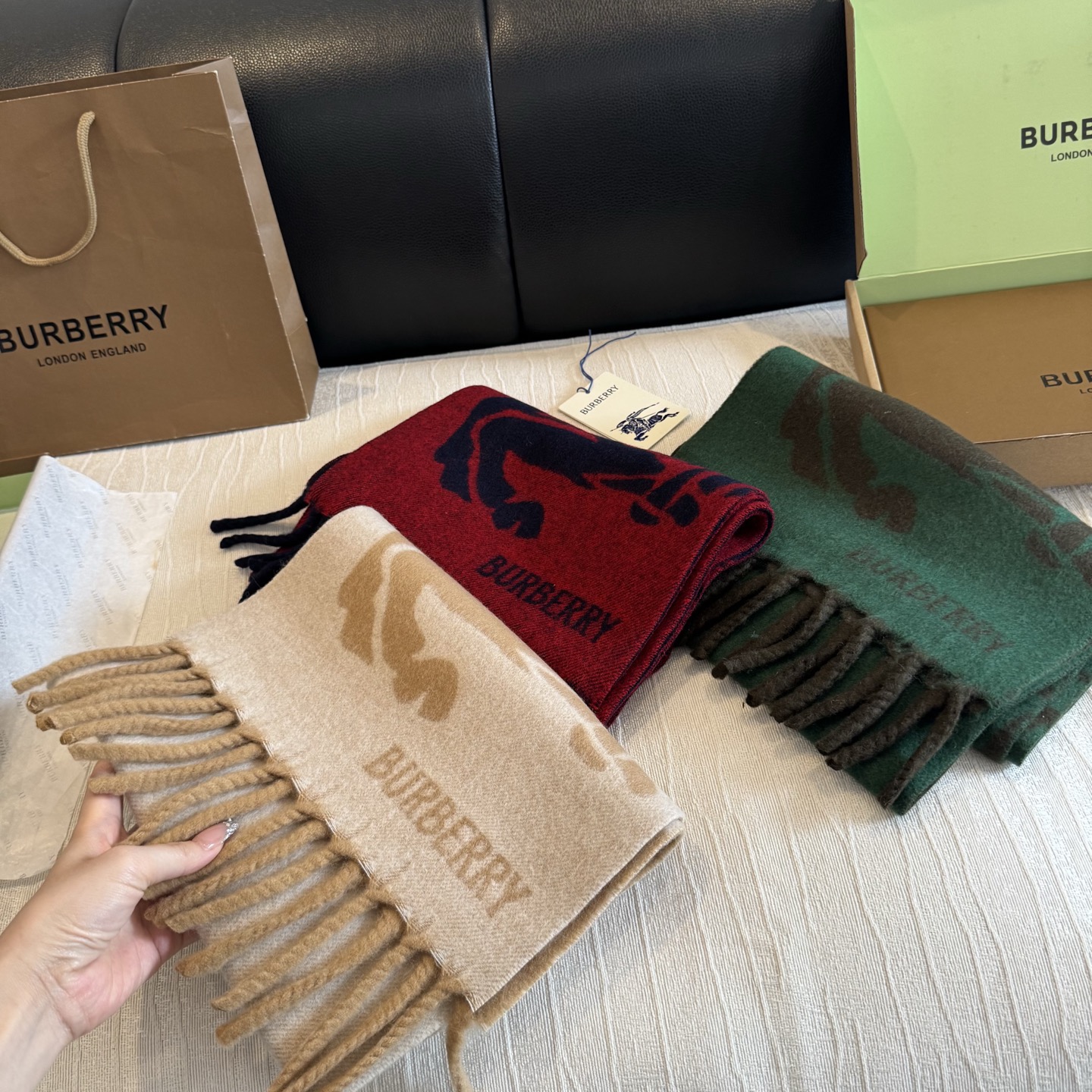 Burberry马头围巾，今年的新款真的是太洋气了，双面好佩戴！ 双面马头提花羊绒围巾，绝对是今年秋冬一匹黑马，比去年的