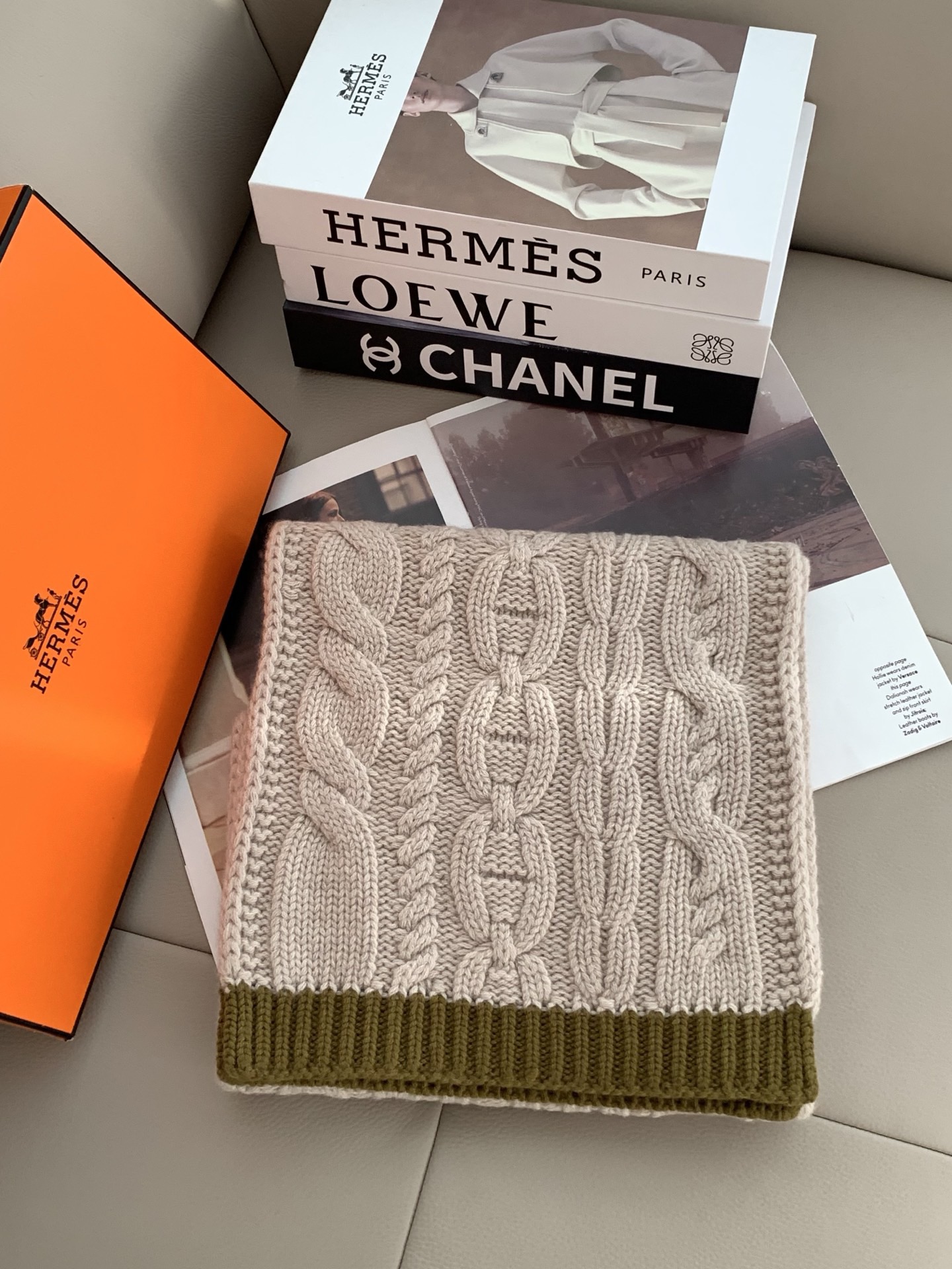 Hermes编织围巾！低调高级秋冬品味！！】爱马仕新款特殊肌理手工编织纹羊绒围巾！！年轻，时髦，自信，有态度。很美啊！！