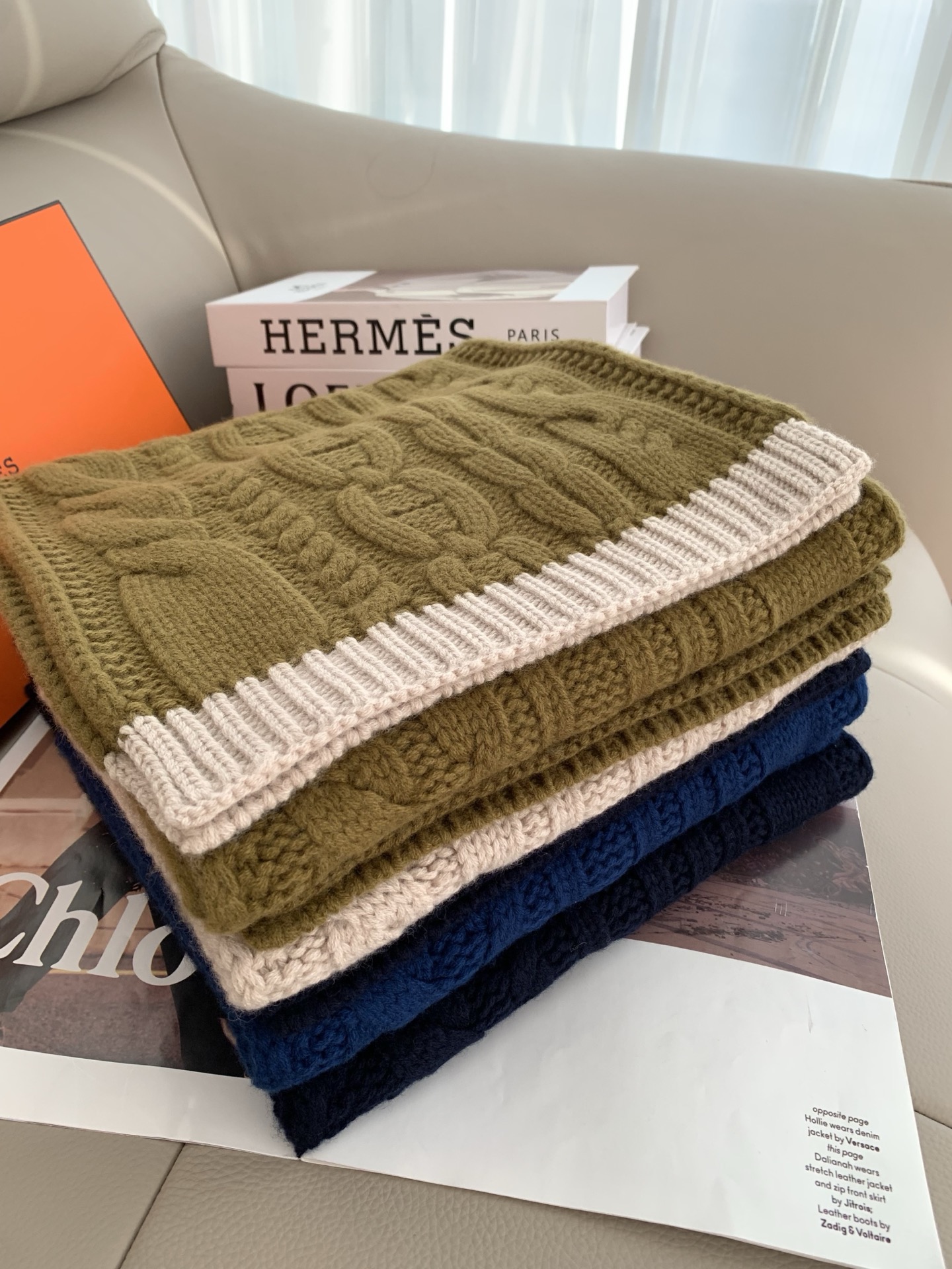 Hermes编织围巾！低调高级秋冬品味！！】爱马仕新款特殊肌理手工编织纹羊绒围巾！！年轻，时髦，自信，有态度。很美啊！！