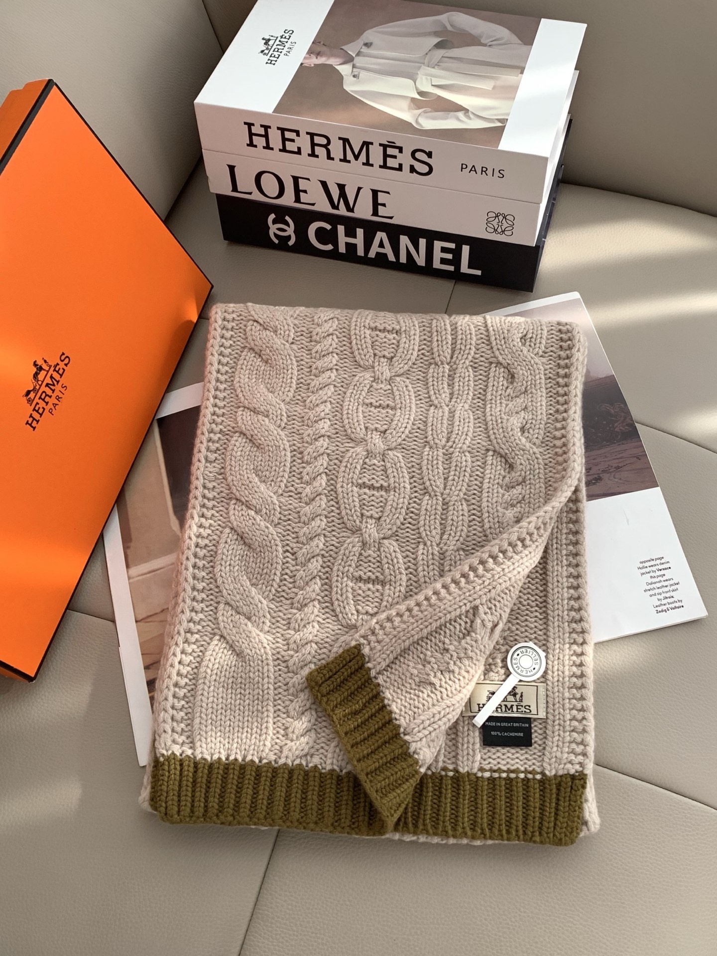 Hermes编织围巾！低调高级秋冬品味！！】爱马仕新款特殊肌理手工编织纹羊绒围巾！！年轻，时髦，自信，有态度。很美啊！！