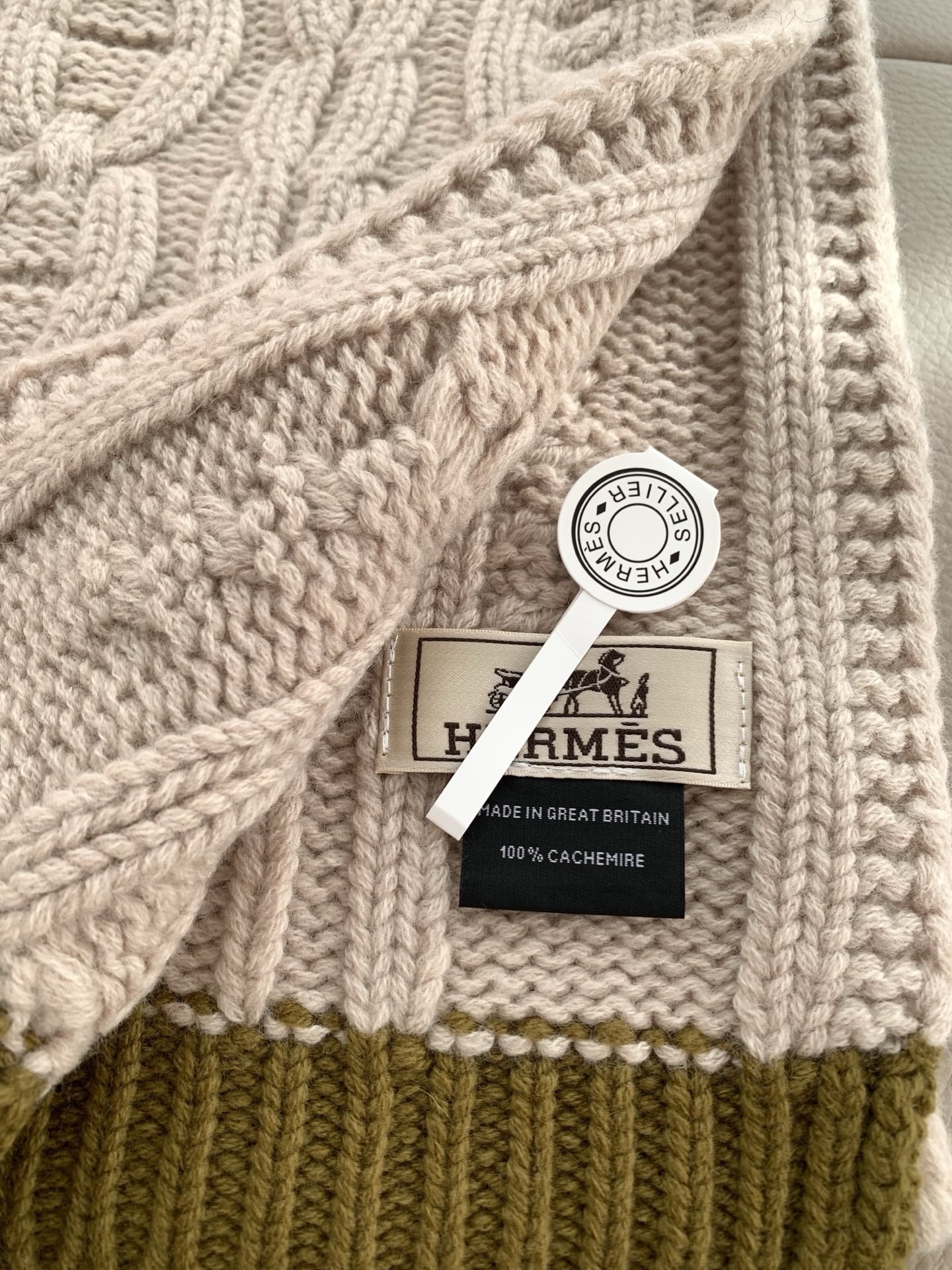 Hermes编织围巾！低调高级秋冬品味！！】爱马仕新款特殊肌理手工编织纹羊绒围巾！！年轻，时髦，自信，有态度。很美啊！！