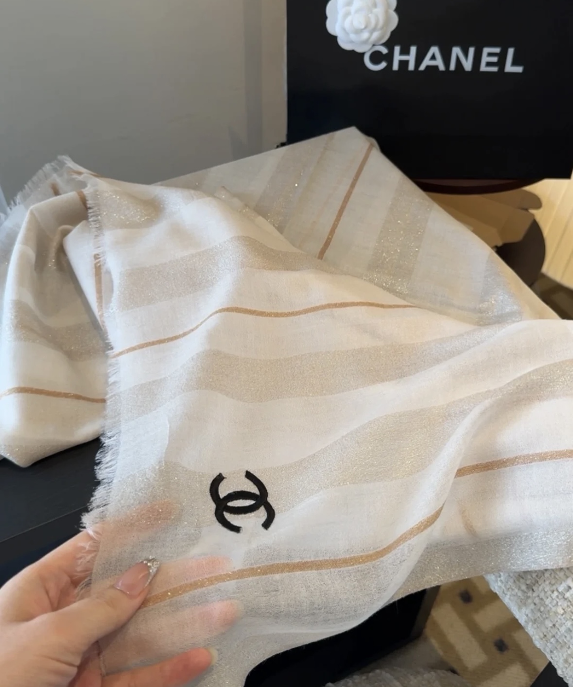 上新❤️ 超级有腔调！！！巨巨巨巨美的闪光女神】谁懂这种秋冬调性的美啊？！！！这款小香披肩也是我疯狂喜欢的一款，一试完就