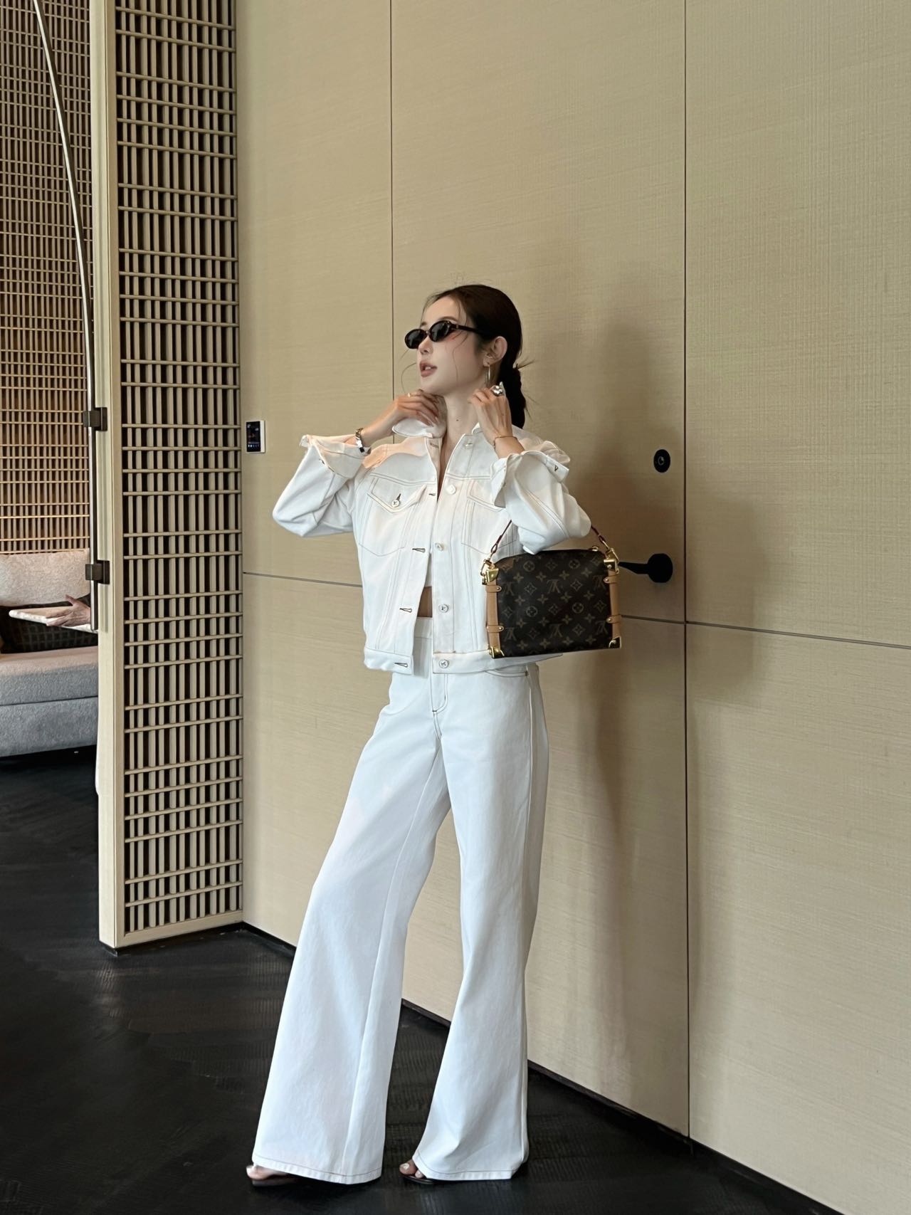 NO:793332,The set of upper body pictures includes,,19860909上身图 一套有,,,Women's clothing