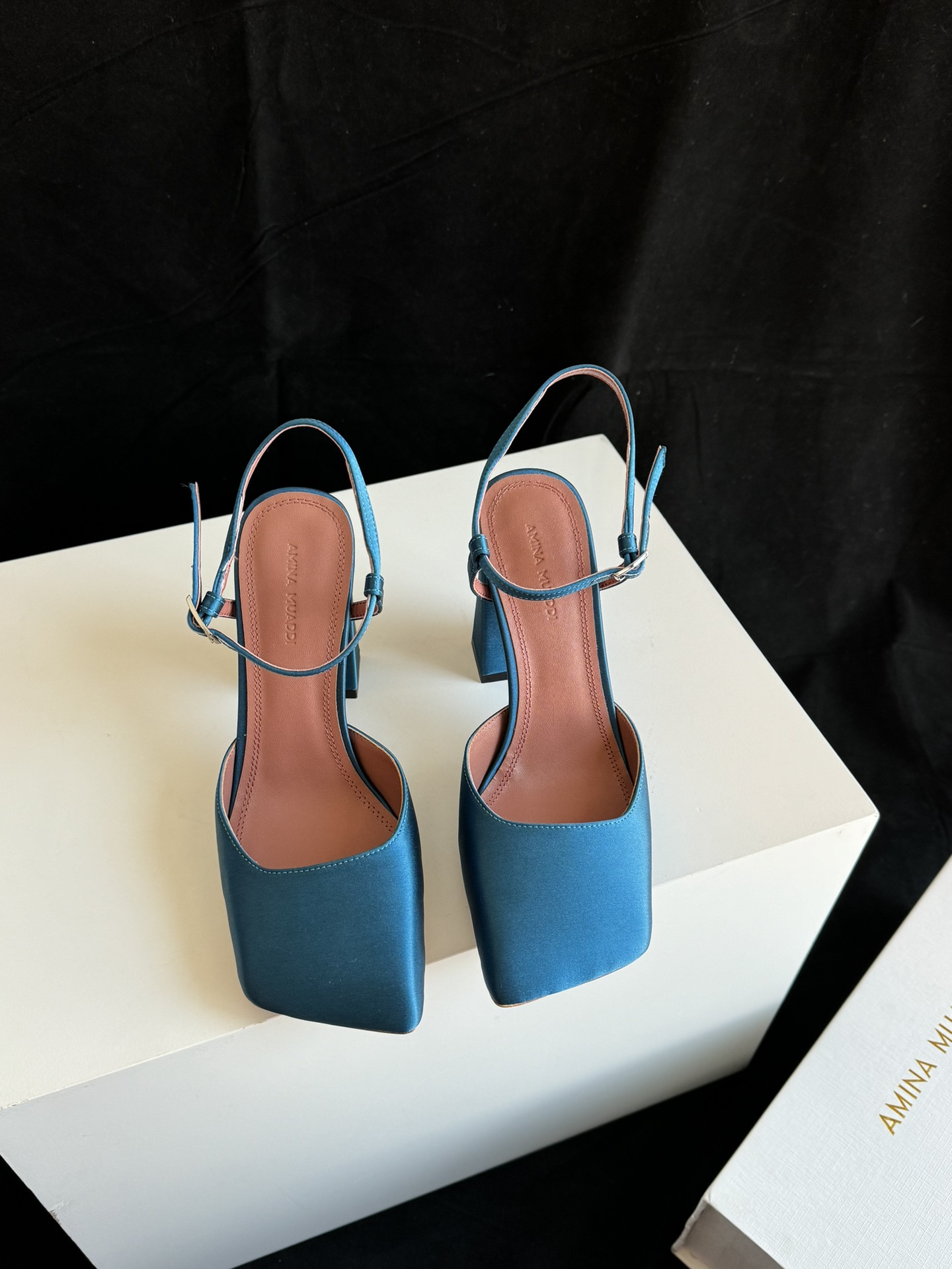 AMINA MUADDI Escarpins à bout carré et talon haut pour femme, élégants et tendance - version premium