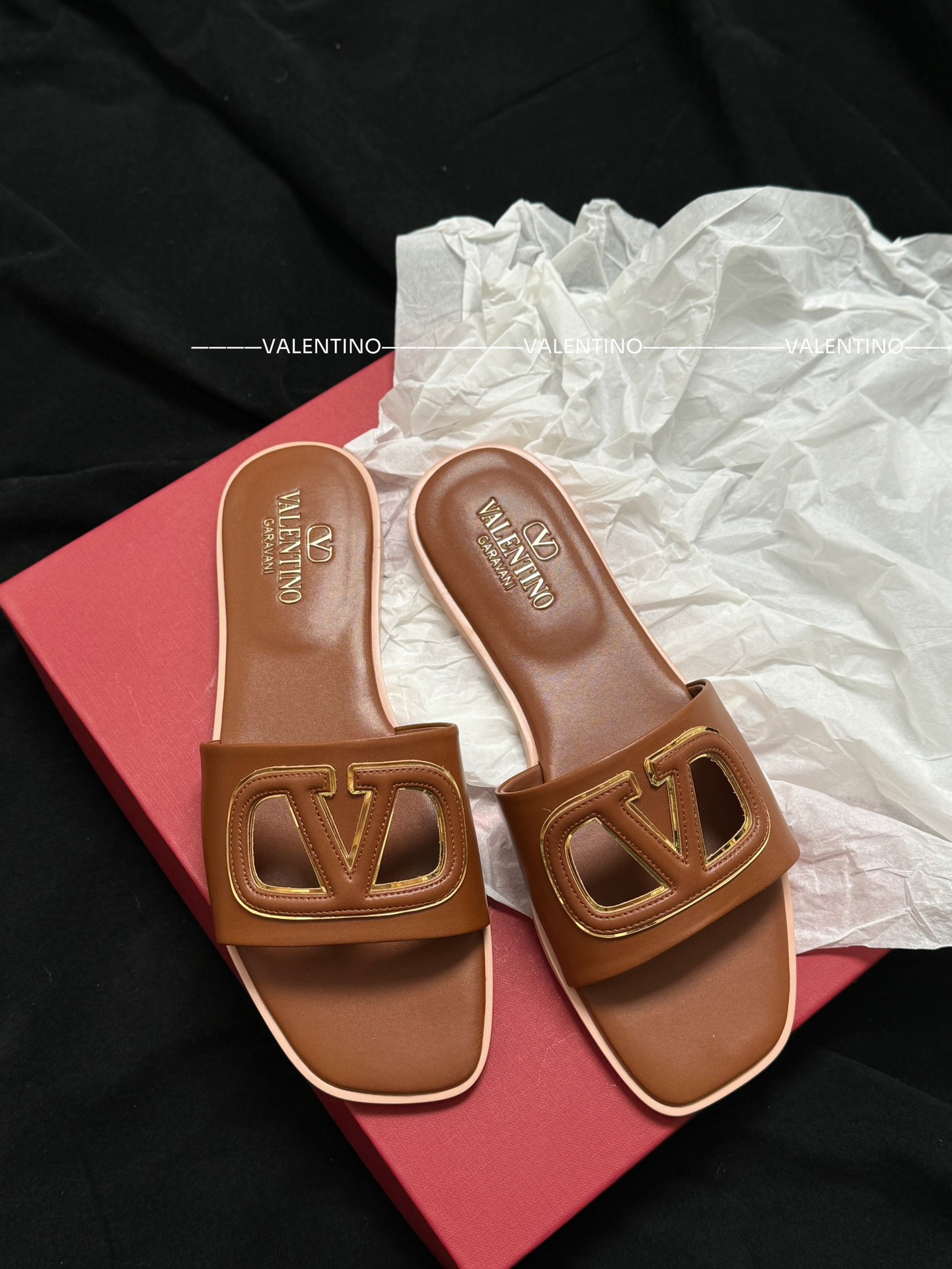 Valentino шлепанцы без каблука телячья кожа коричневый V-образная пряжка