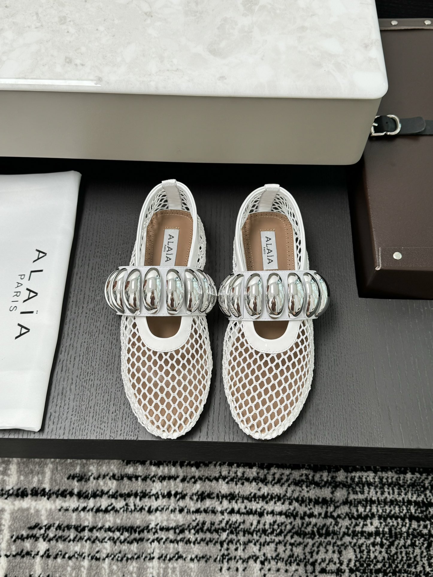 ALAIA 멀티 버클 메쉬 발레 슈즈 여성용 런웨이 스타일 스위트 쿨 발레코어 - 탑 버전