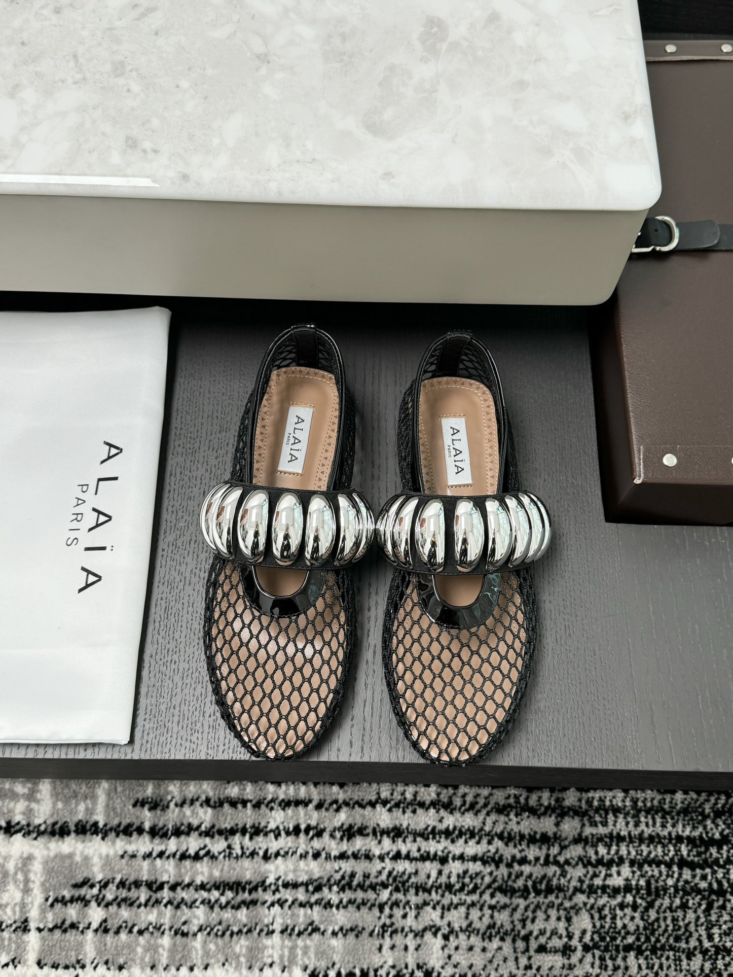 ALAIA 멀티 버클 메쉬 발레 슈즈 여성용 런웨이 스타일 스위트 쿨 발레 룩 - 최상위 버전