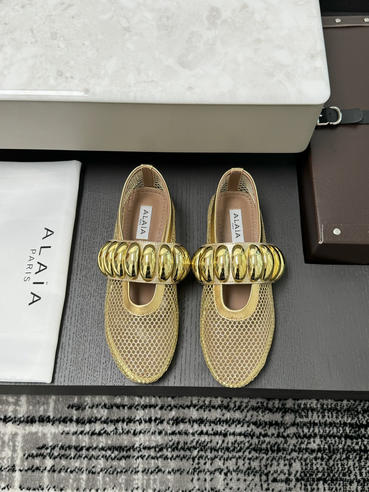 ALAIA balletflats met meerdere versieringen voor dames, catwalkmodel, zoete stoere balletsstijl - topversie