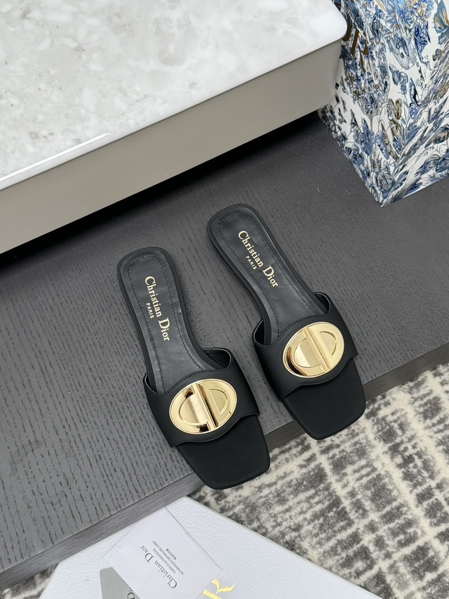 Dior Sandales mules à bout carré avec boucle métallique CD, talon cylindrique 5 cm, cuir de vachette, doublure en agneau, semelle extérieure en cuir véritable d'Italie