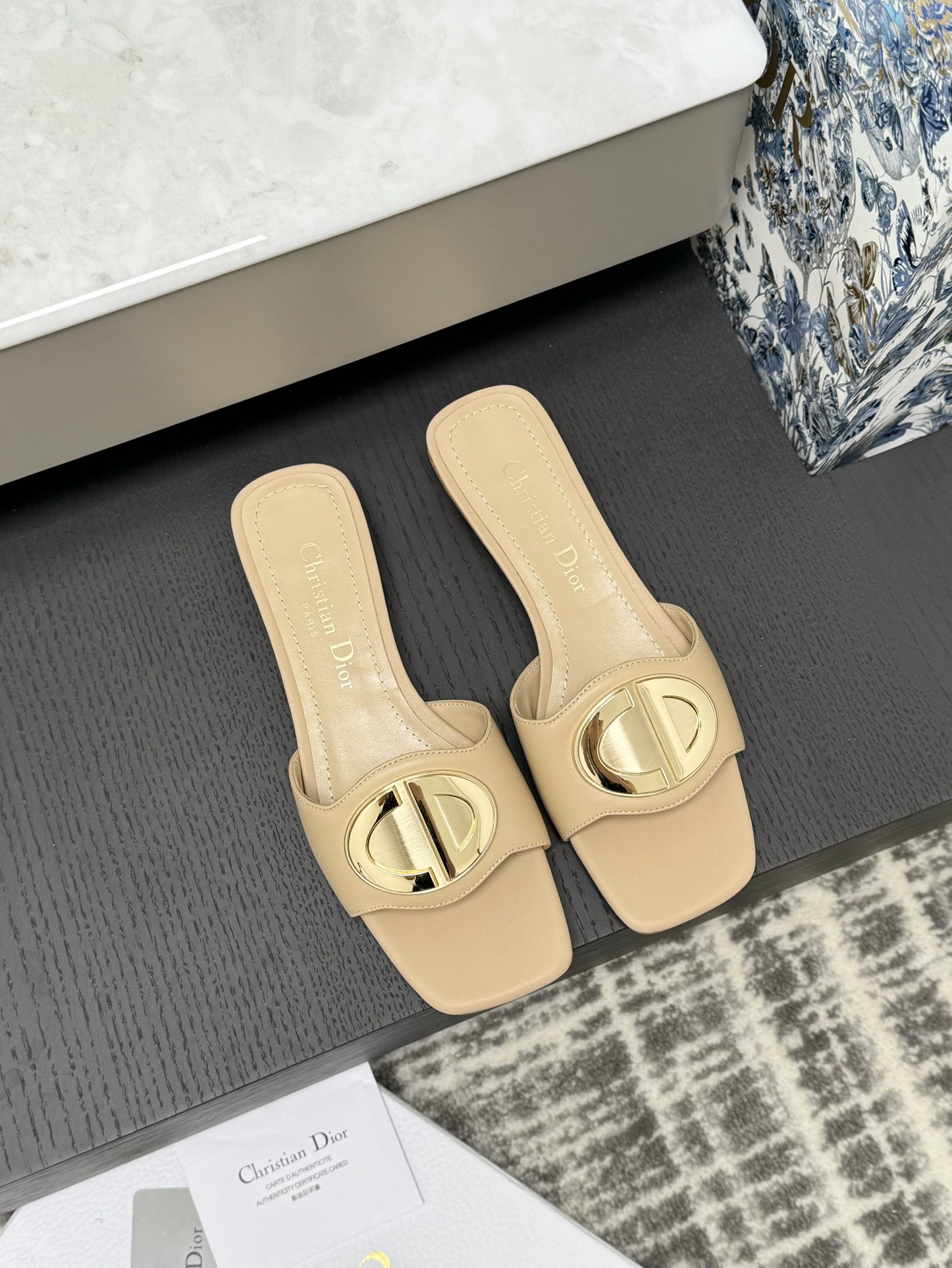 Dior Sandales mules à bout carré avec boucle métallique CD, talon cylindrique 5 cm, cuir de vachette, doublure en agneau, semelle extérieure en cuir véritable d'Italie