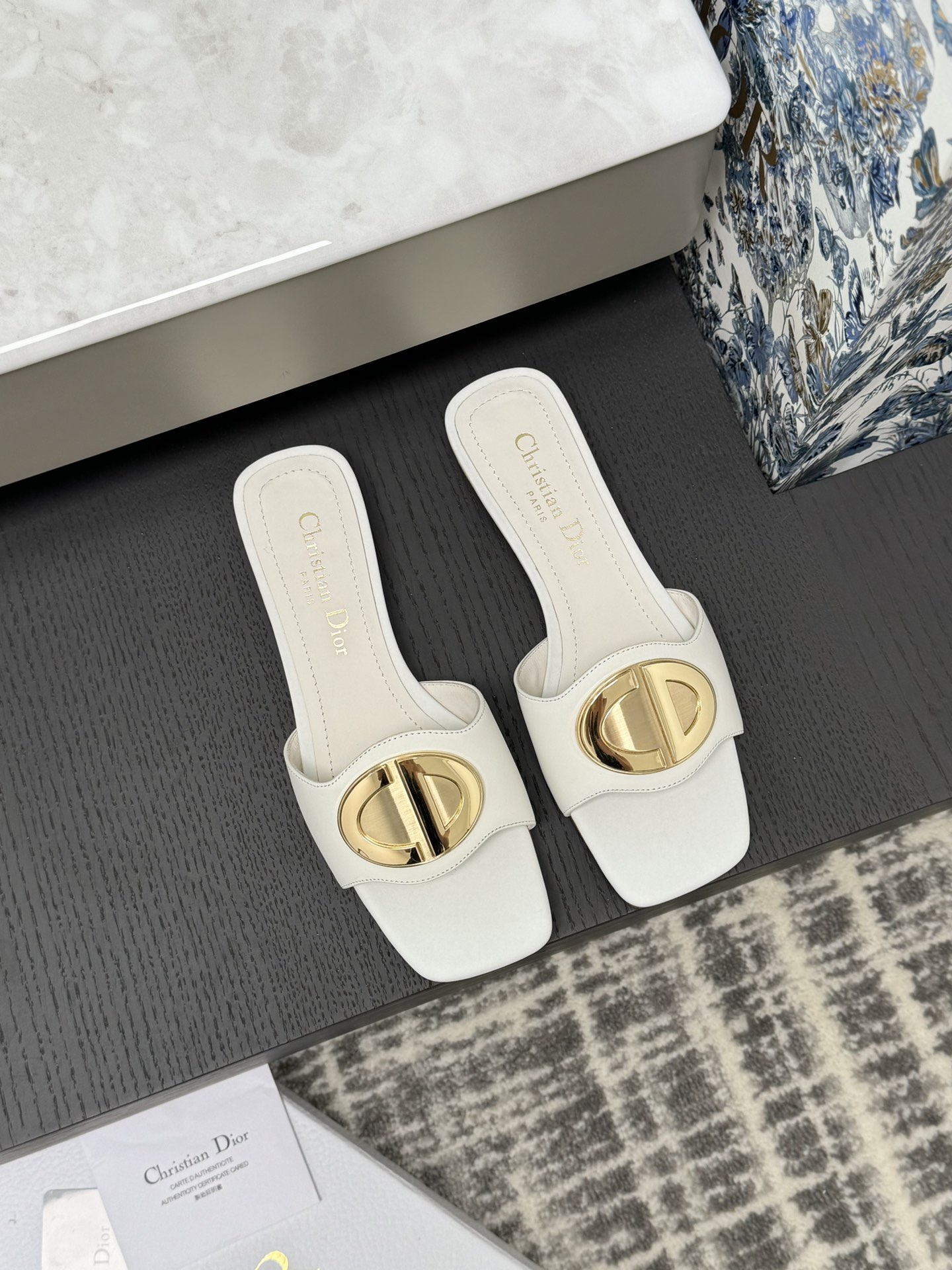 Dior Sandales mules à bout carré avec boucle métallique CD, talon cylindrique 5 cm, cuir de vachette, doublure en agneau, semelle extérieure en cuir véritable d'Italie
