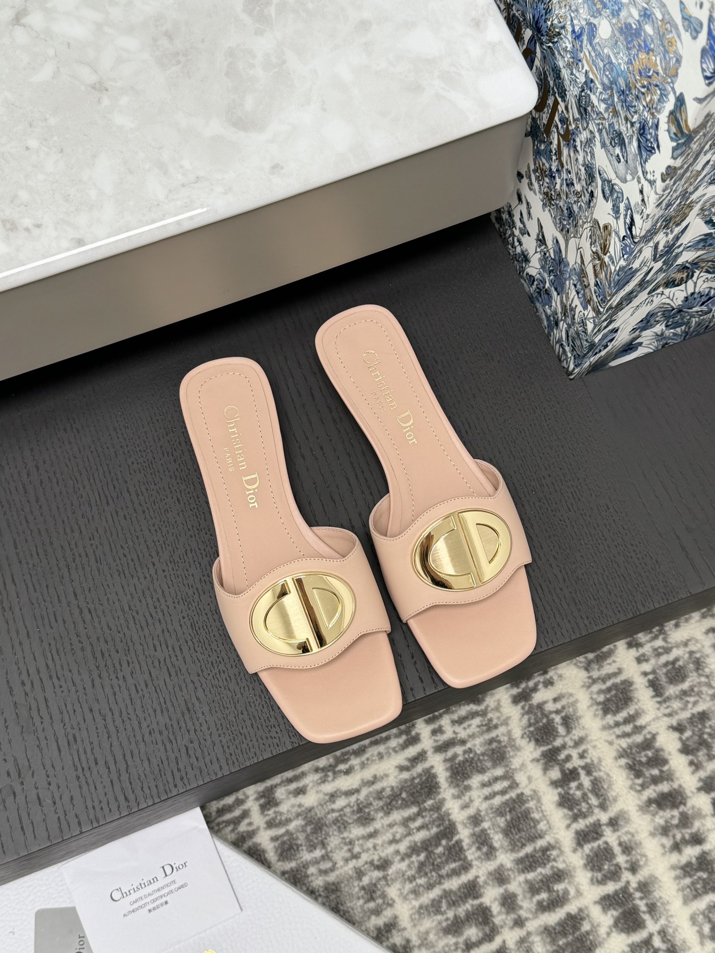 Dior Sandales mules à bout carré avec boucle métallique CD, talon cylindrique 5 cm, cuir de vachette, doublure en agneau, semelle extérieure en cuir véritable d'Italie