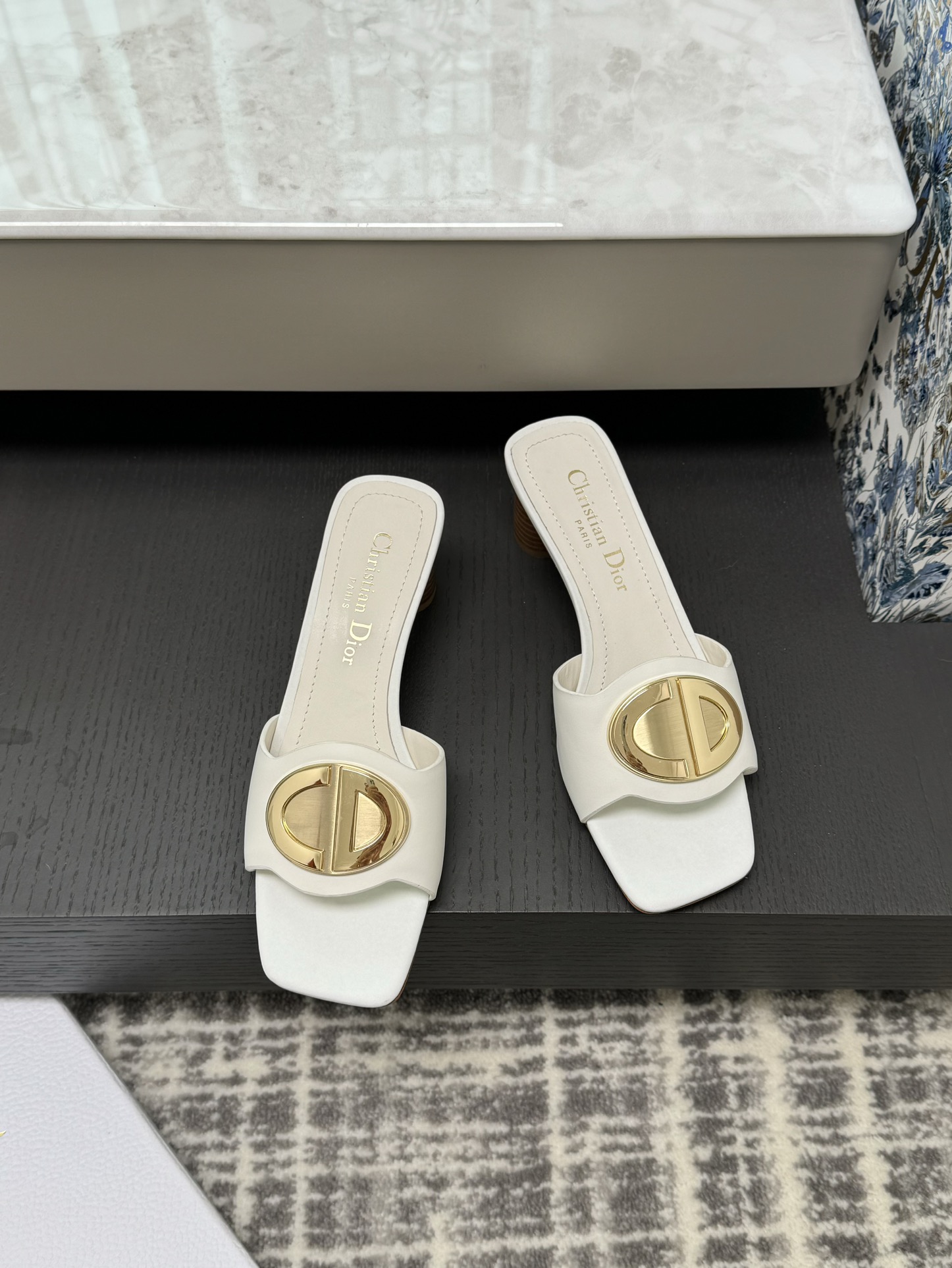 Dior Sandales mules à bout carré avec boucle métallique CD, talon cylindrique 5 cm, cuir de vachette, doublure en agneau, semelle extérieure en cuir véritable d'Italie