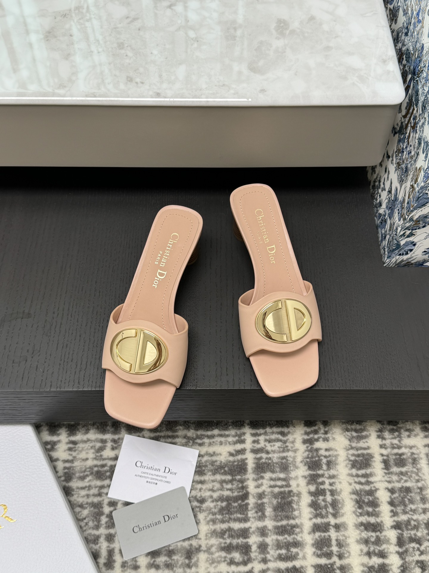 Dior Sandales mules à bout carré avec boucle métallique CD, talon cylindrique 5 cm, cuir de vachette, doublure en agneau, semelle extérieure en cuir véritable d'Italie
