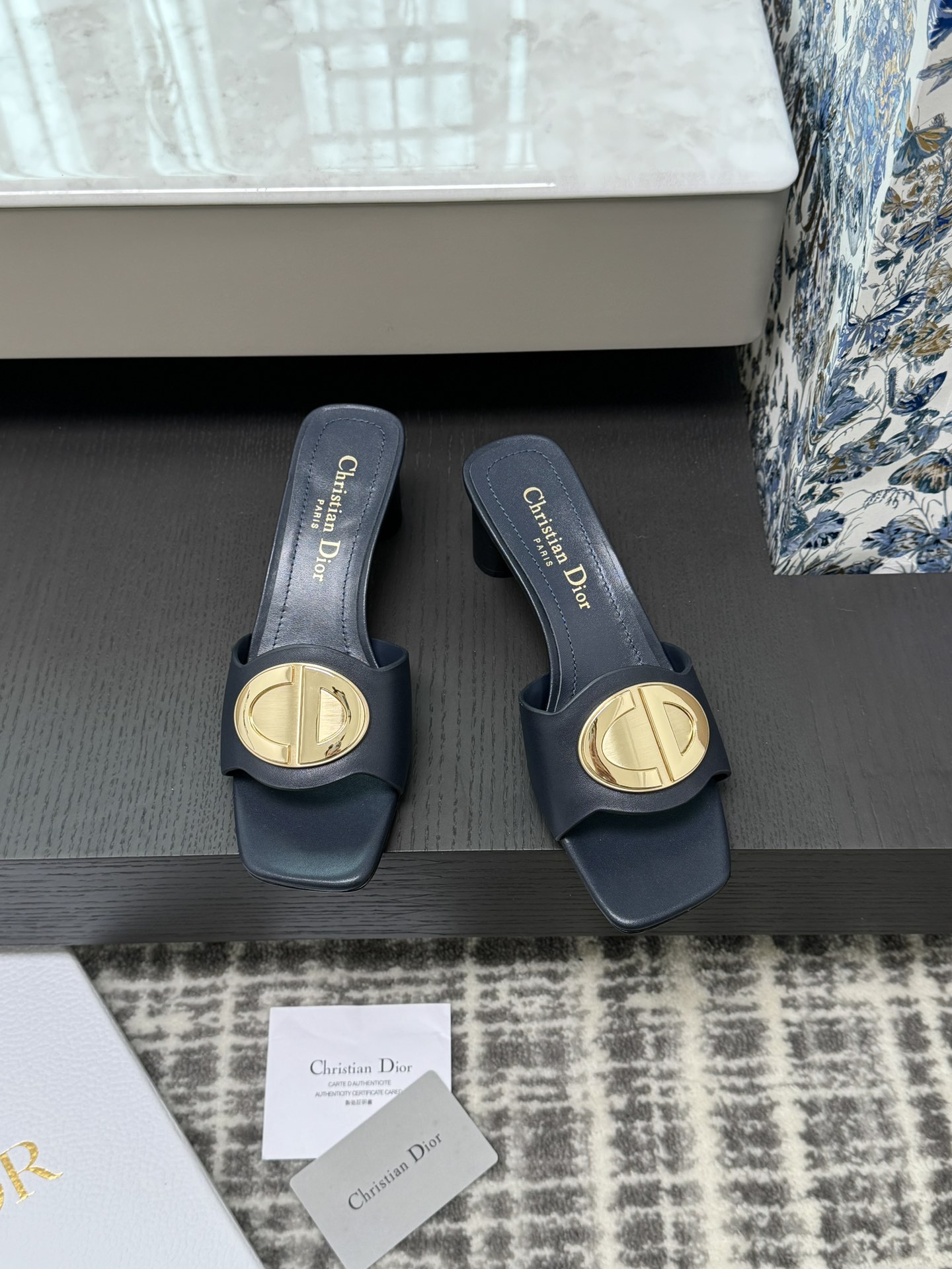 Dior Sandales mules à bout carré avec boucle métallique CD, talon cylindrique 5 cm, cuir de vachette, doublure en agneau, semelle extérieure en cuir véritable d'Italie