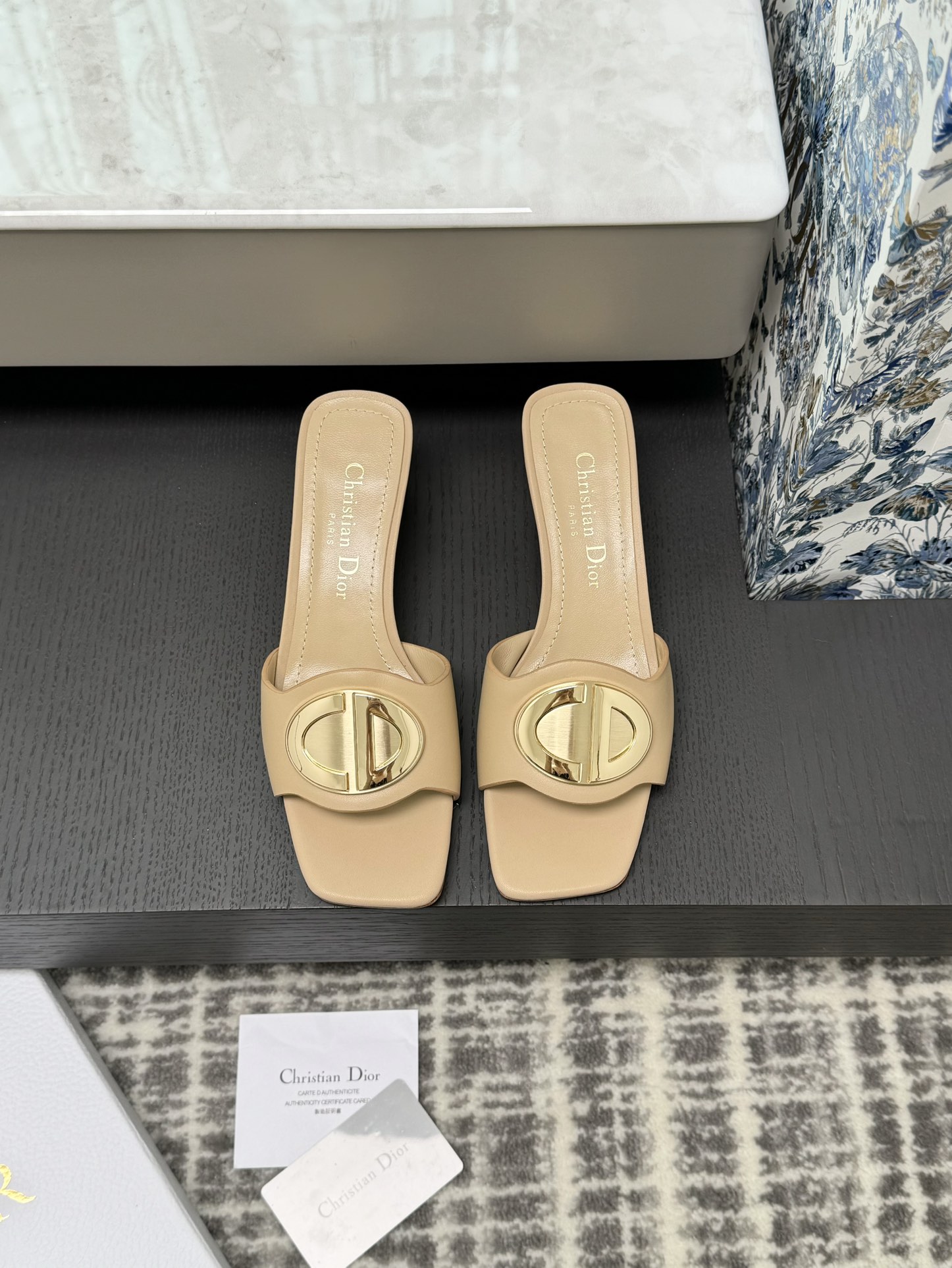 Dior Mules à bout carré avec boucle métallique CD, talon cylindrique 5 cm, cuir de vachette, doublure en agneau, semelle extérieure en cuir véritable d'Italie
