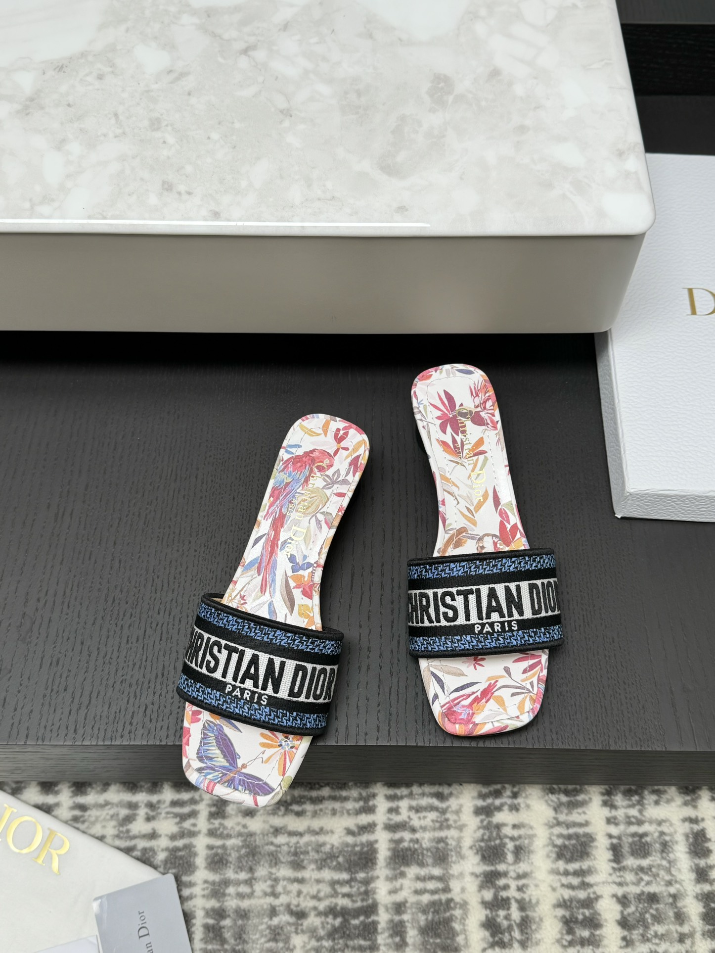 Dior 봄여름 리조트 컬렉션 CD 자수 슬리퍼 정품 워싱 오리지널 개발 이탈리아 천연가죽 아웃솔 각인 스타 마크