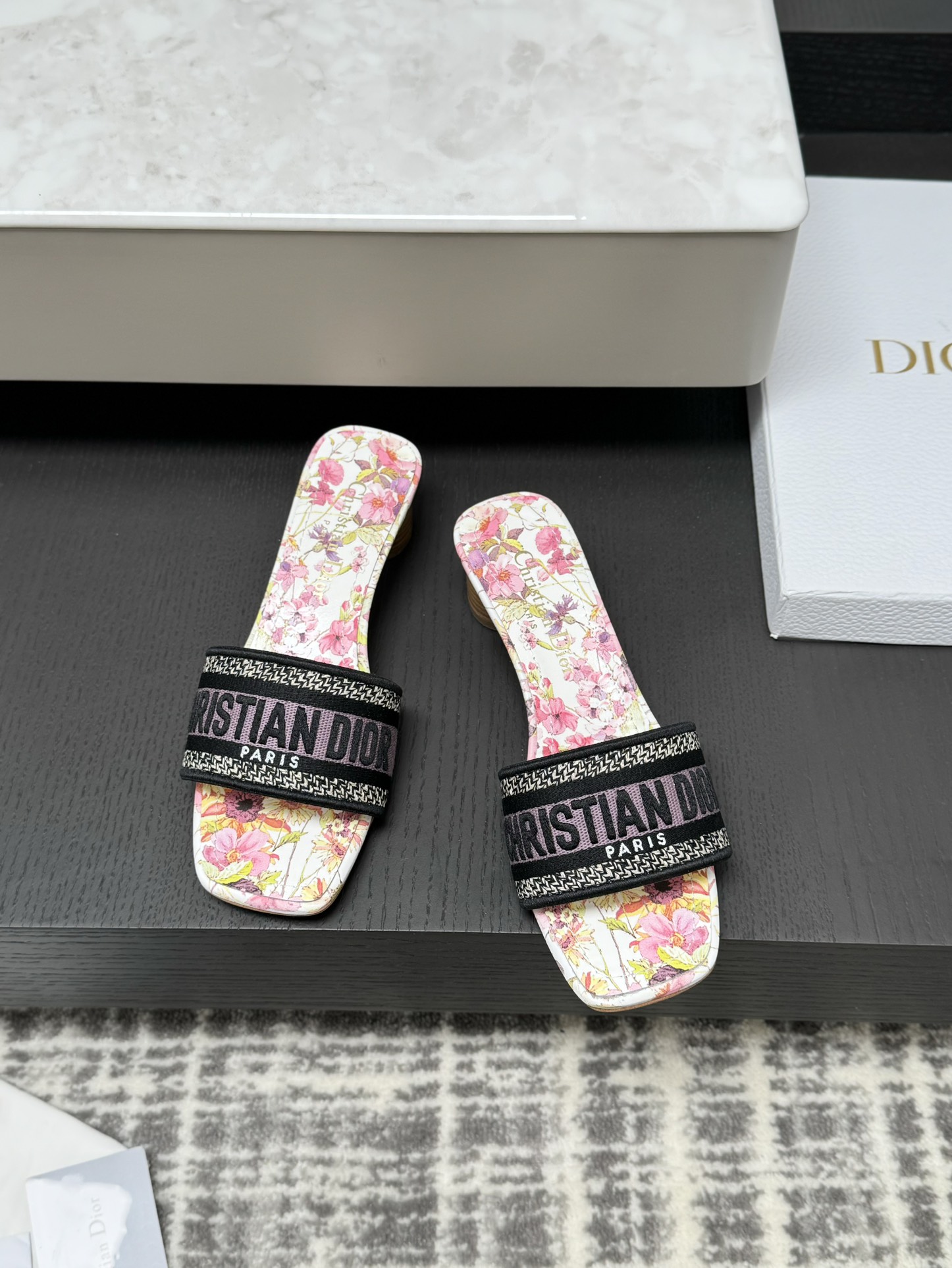 Dior 봄여름 리조트 컬렉션 CD 자수 슬리퍼 정품 워싱 오리지널 개발 이탈리아 천연가죽 아웃솔 각인 스타 마크