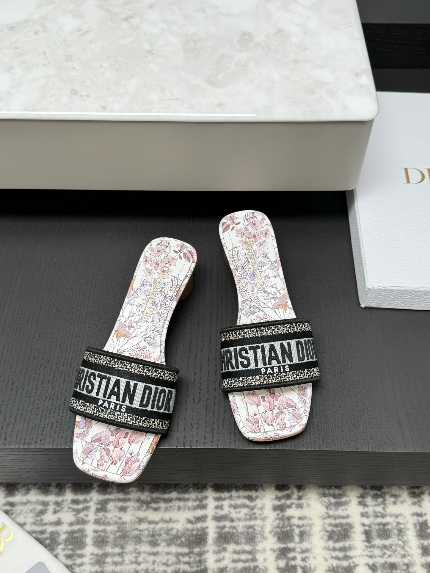 Dior 봄여름 리조트 컬렉션 CD 자수 슬리퍼 정품 워싱 정품 개발 이탈리아 천연가죽 아웃솔 별 각인