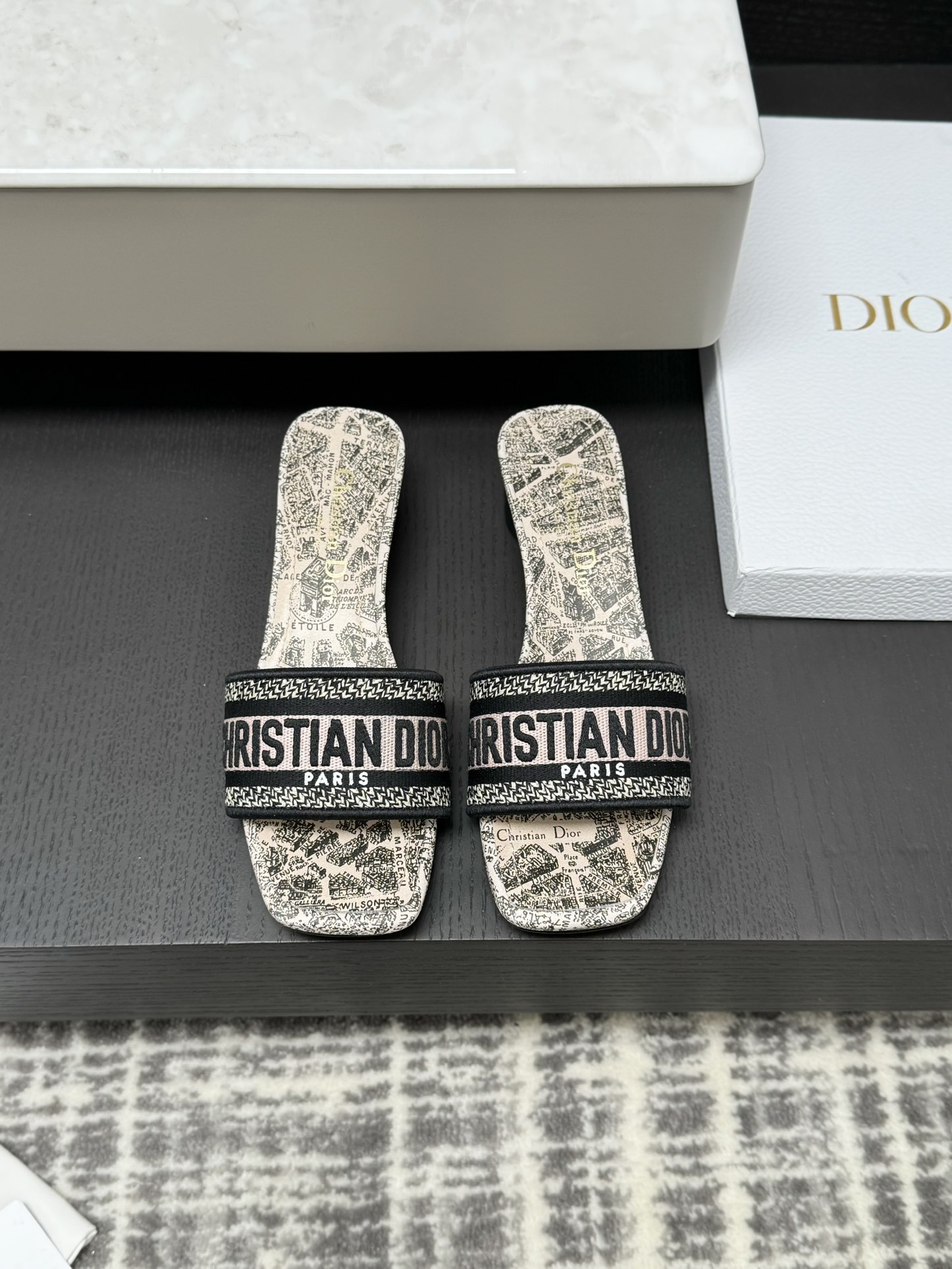 Dior 봄여름 리조트 컬렉션 CD 자수 슬리퍼 정품 워싱 오리지널 개발 이탈리아 천연가죽 아웃솔 별 각인