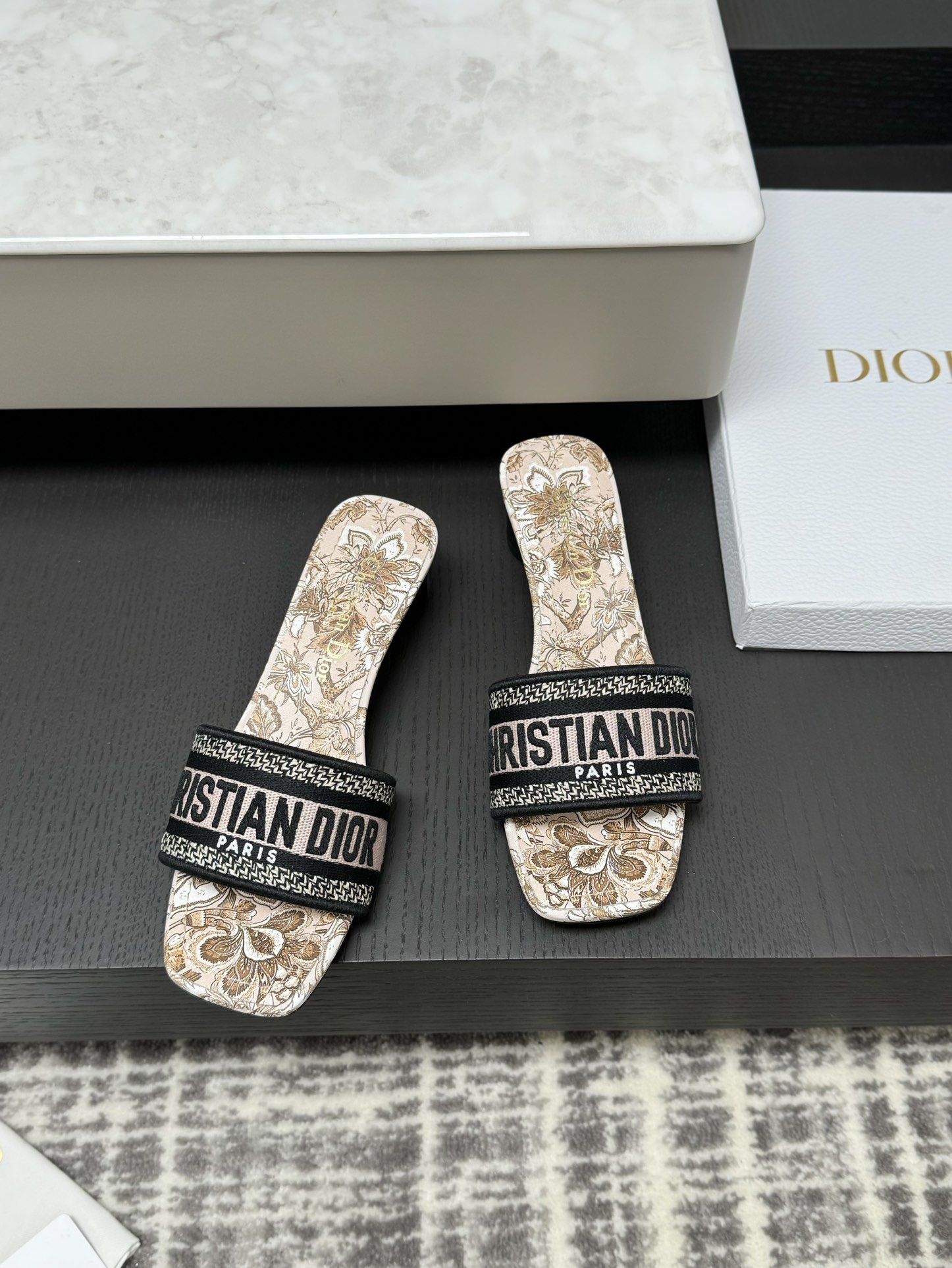 Dior 봄여름 리조트 컬렉션 CD 자수 슬리퍼 정품 워싱 오리지널 개발 이탈리아 천연가죽 아웃솔 별 각인