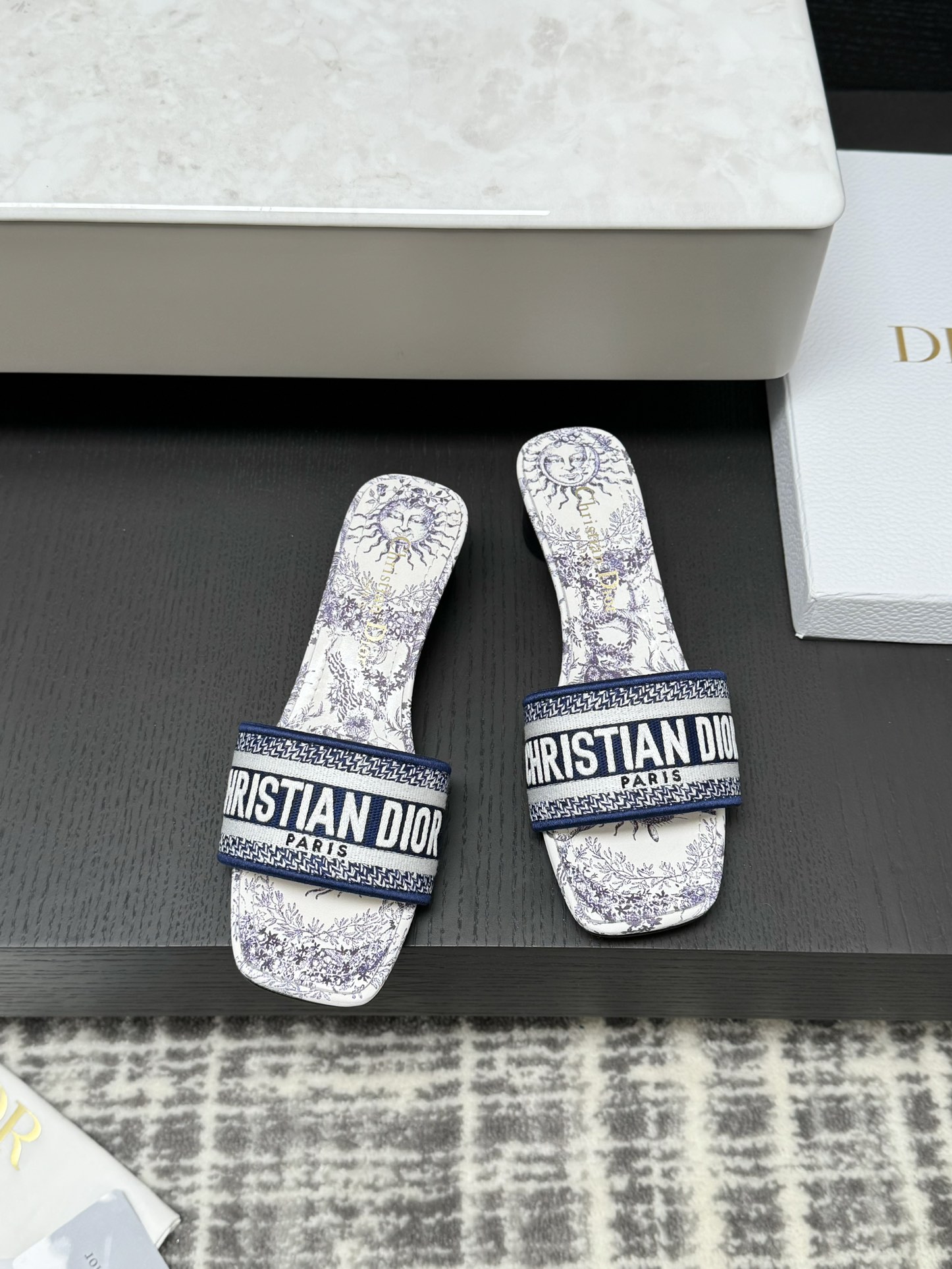 Dior 봄여름 리조트 컬렉션 CD 자수 슬리퍼 정품 워싱 오리지널 개발 이탈리아 천연가죽 아웃솔 별 각인