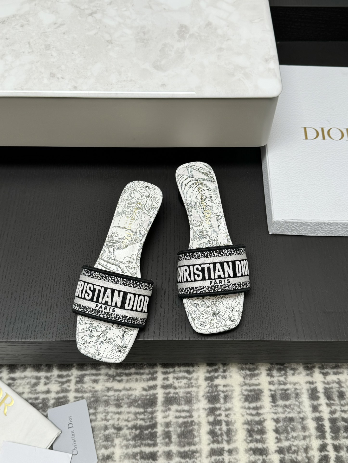 Dior 봄여름 리조트 컬렉션 CD 자수 슬리퍼 정품 워싱 오리지널 개발 이탈리아 천연가죽 아웃솔 별 각인