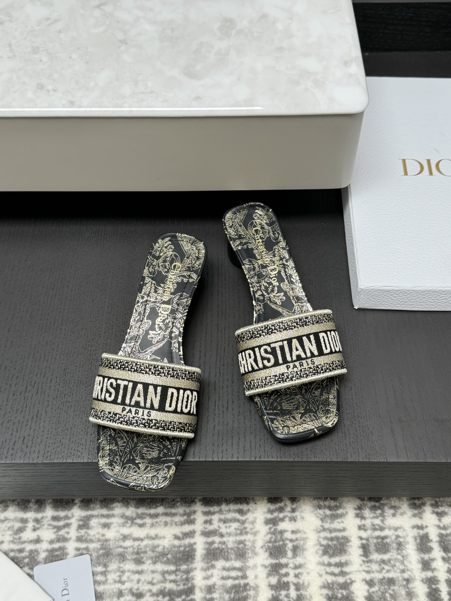 Dior вясенне-летняя курортная калекцыя — шлёпанцы з вышыўкай CD, арыгінальная прамыўка, распрацоўка паводле арыгінала, італьянская скураная падэшва, гравіраваная зорка