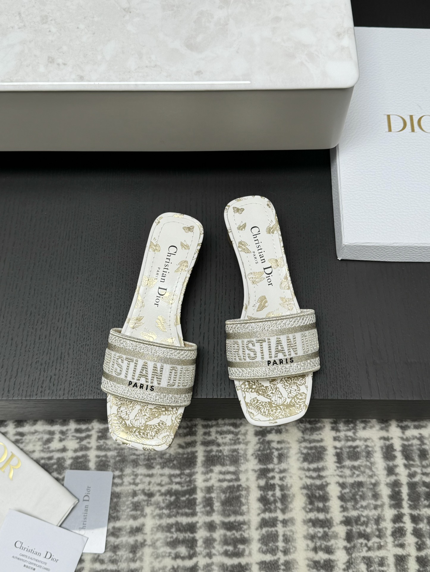 Dior вясенне-летняя курортная калекцыя CD вышыўка тапачкі арыгінальная мыццё распрацоўка па арыгінале італьянская скураная падэшва гравіраваная зорка