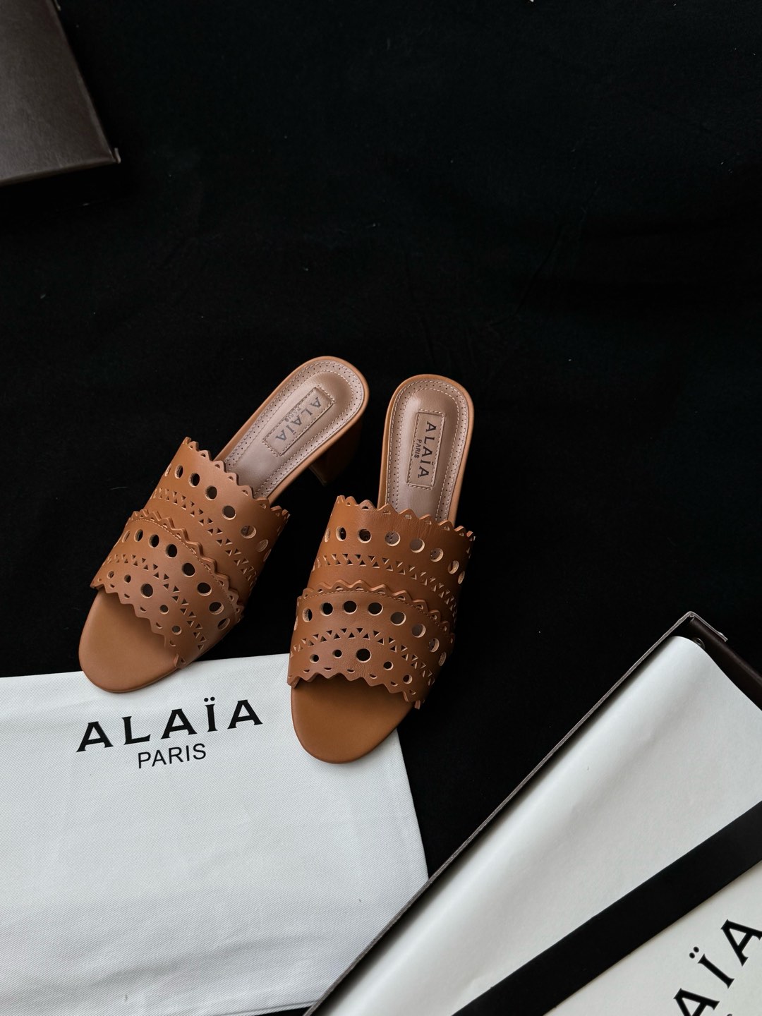 ALAIA Открытые босоножки на устойчивом каблуке для женщин, комфортные и универсальные - премиум версия