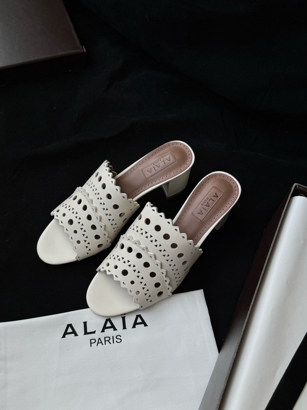 ALAIA Открытые босоножки на устойчивом каблуке для женщин, комфортные и универсальные - топ-версия