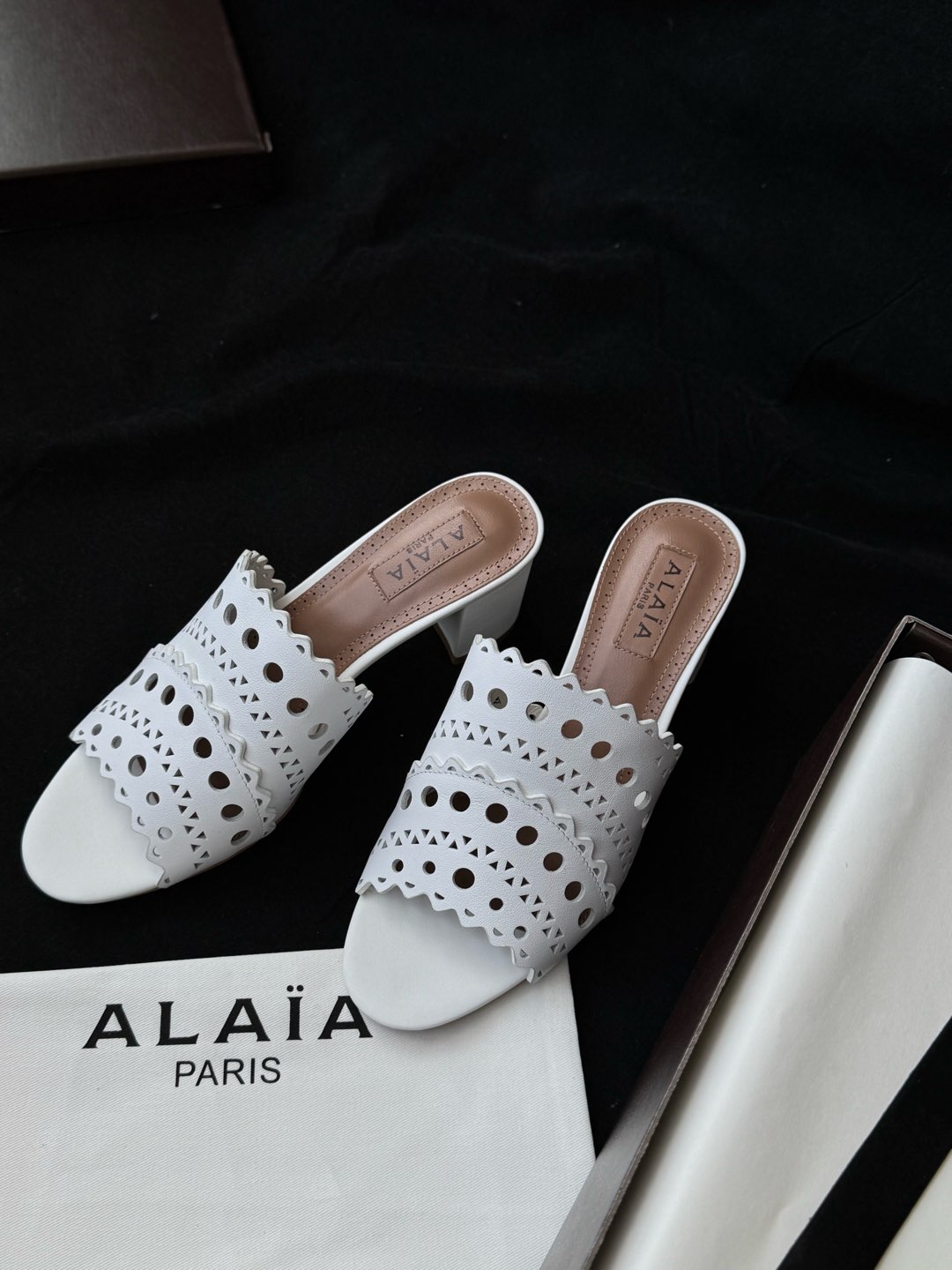 ALAIA Открытые босоножки на устойчивом каблуке для женщин, комфортные и универсальные - топ-версия