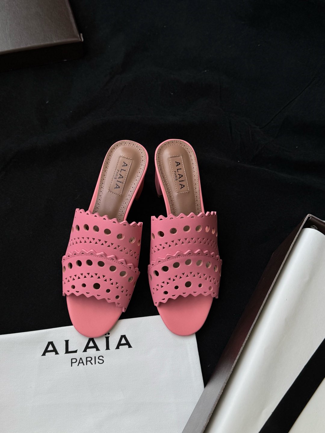 ALAIA Открытые босоножки на устойчивом каблуке для женщин, комфортные и универсальные - топ-версия