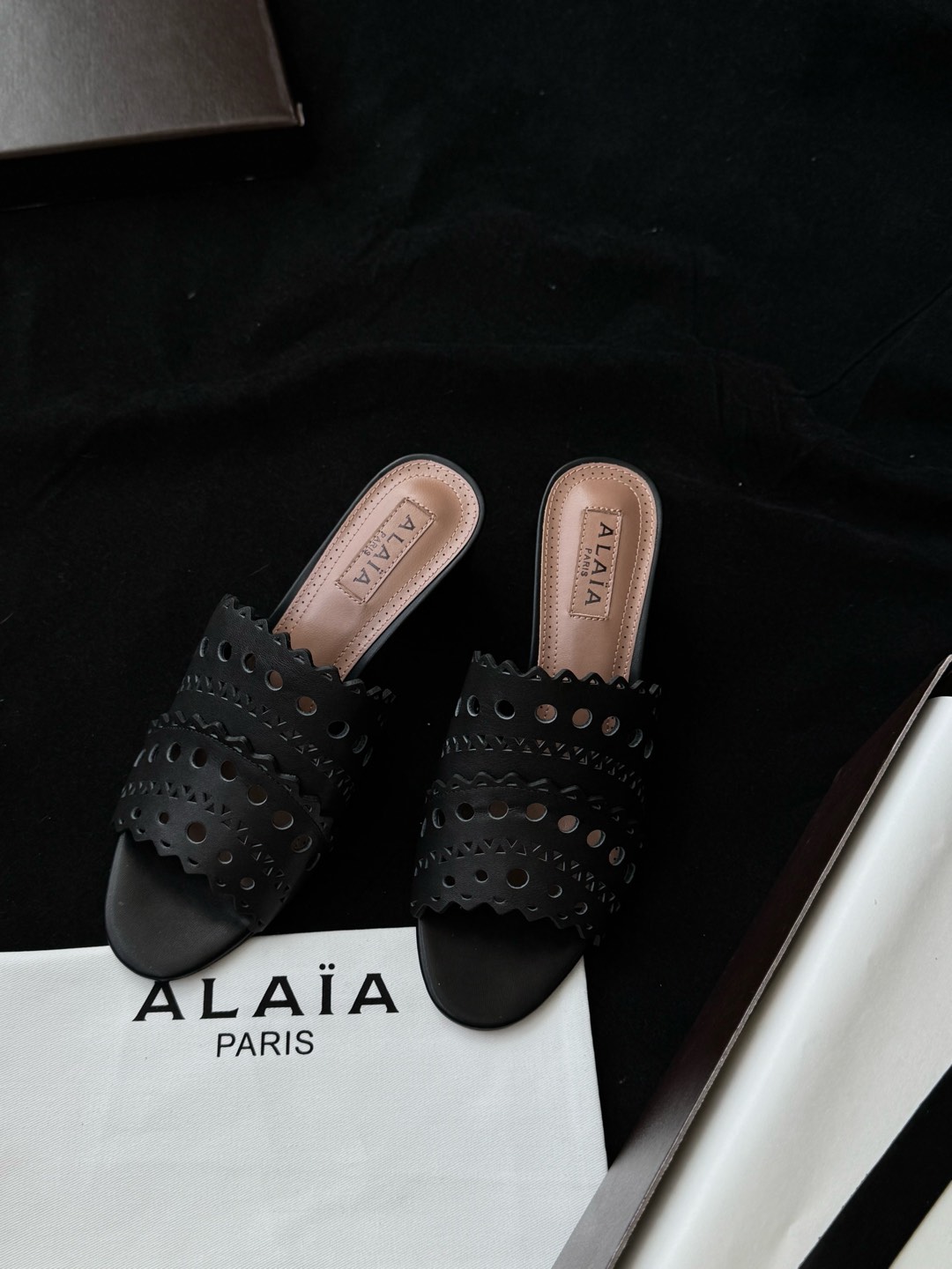 ALAIA Открытые босоножки на устойчивом каблуке для женщин, комфортные и универсальные - топовая версия