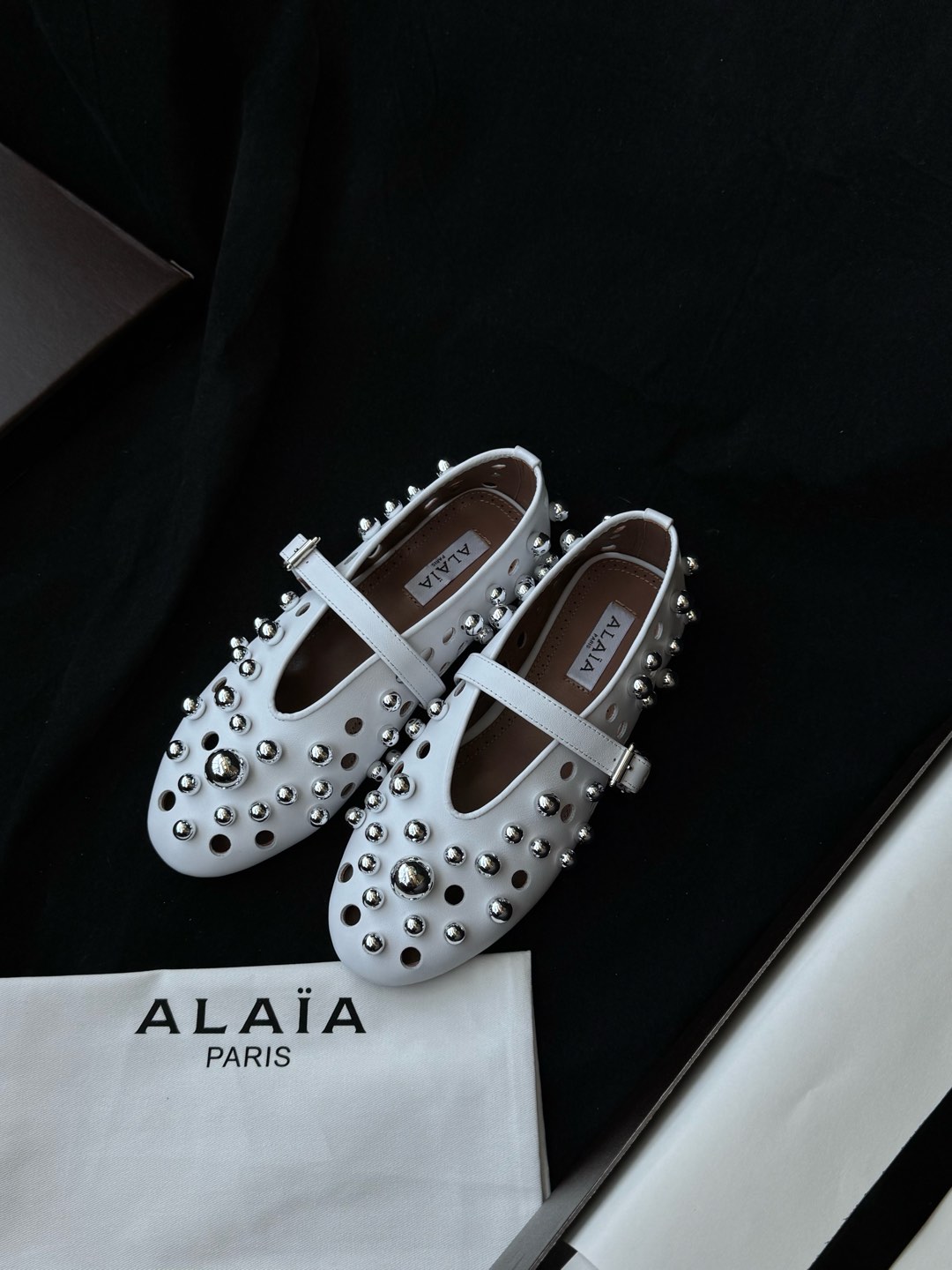 ALAIA メタルボール カットアウト バレエシューズ レディース モダンレトロ-トップバージョン