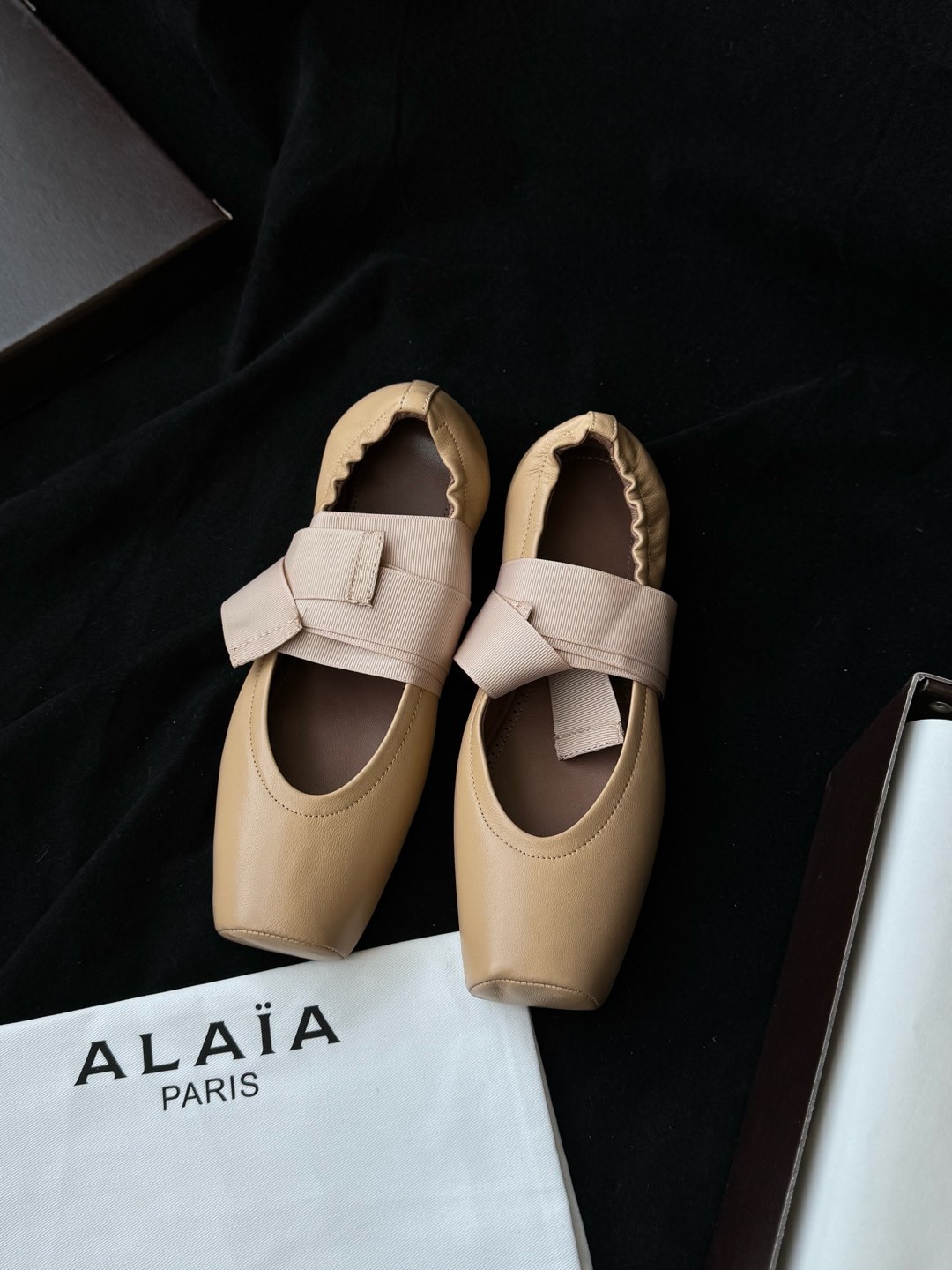 ALAIA 스트랩 발레 플랫 슈즈 여성용 빈티지 스퀘어 토 플랫 단화 - 최상급 버전