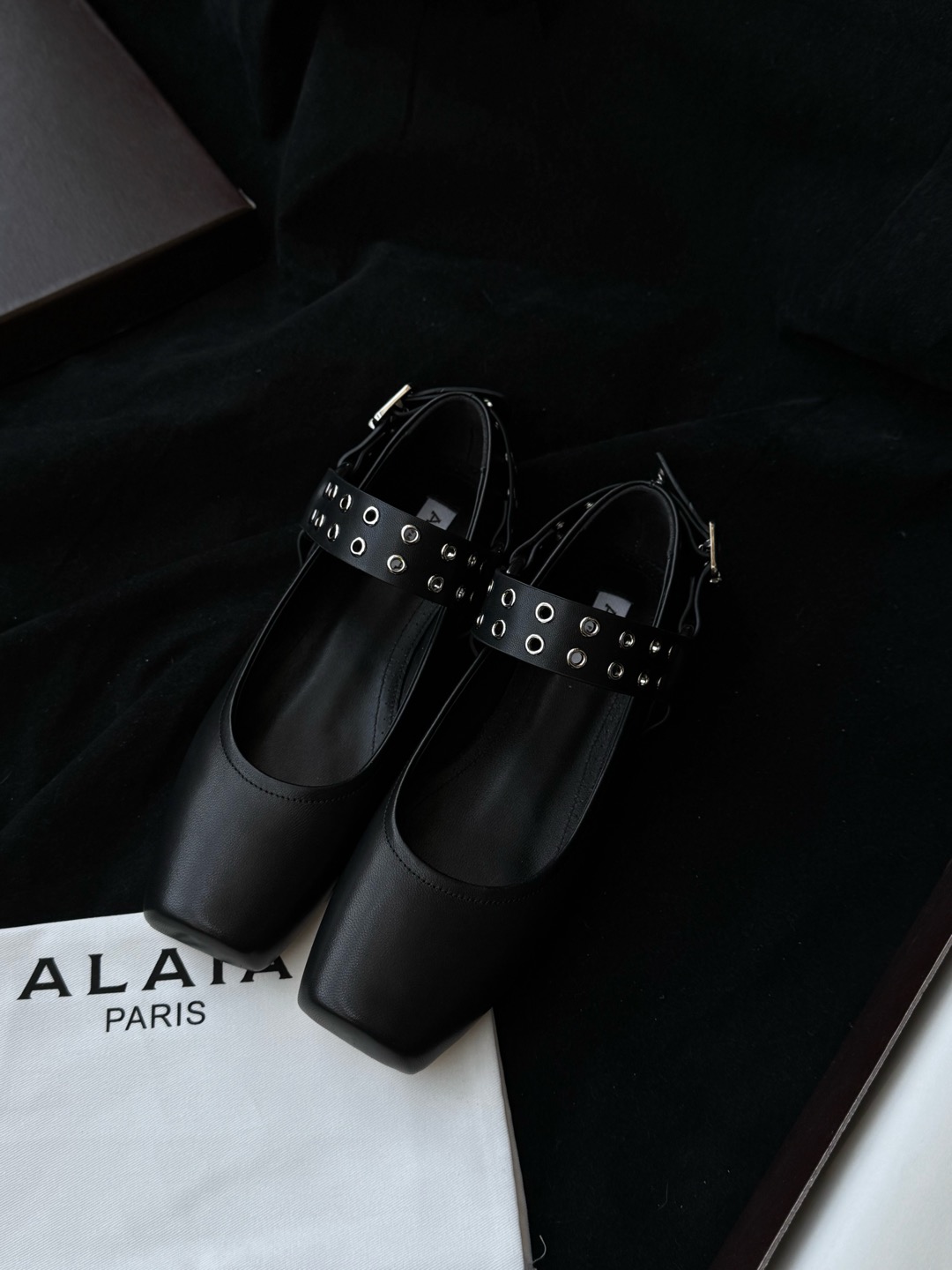 ALAIA Квадратный носок с заклепками балетки женские лаконичные и элегантные - топ версия