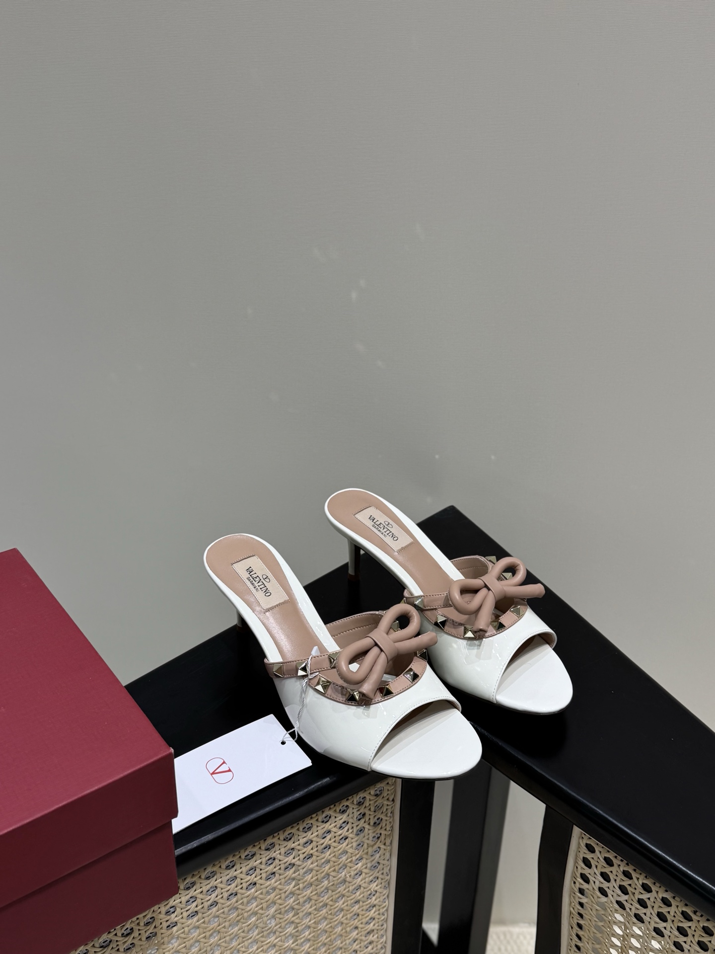 Valentino 漆皮 鉚釘 蝴蝶結 高跟涼鞋