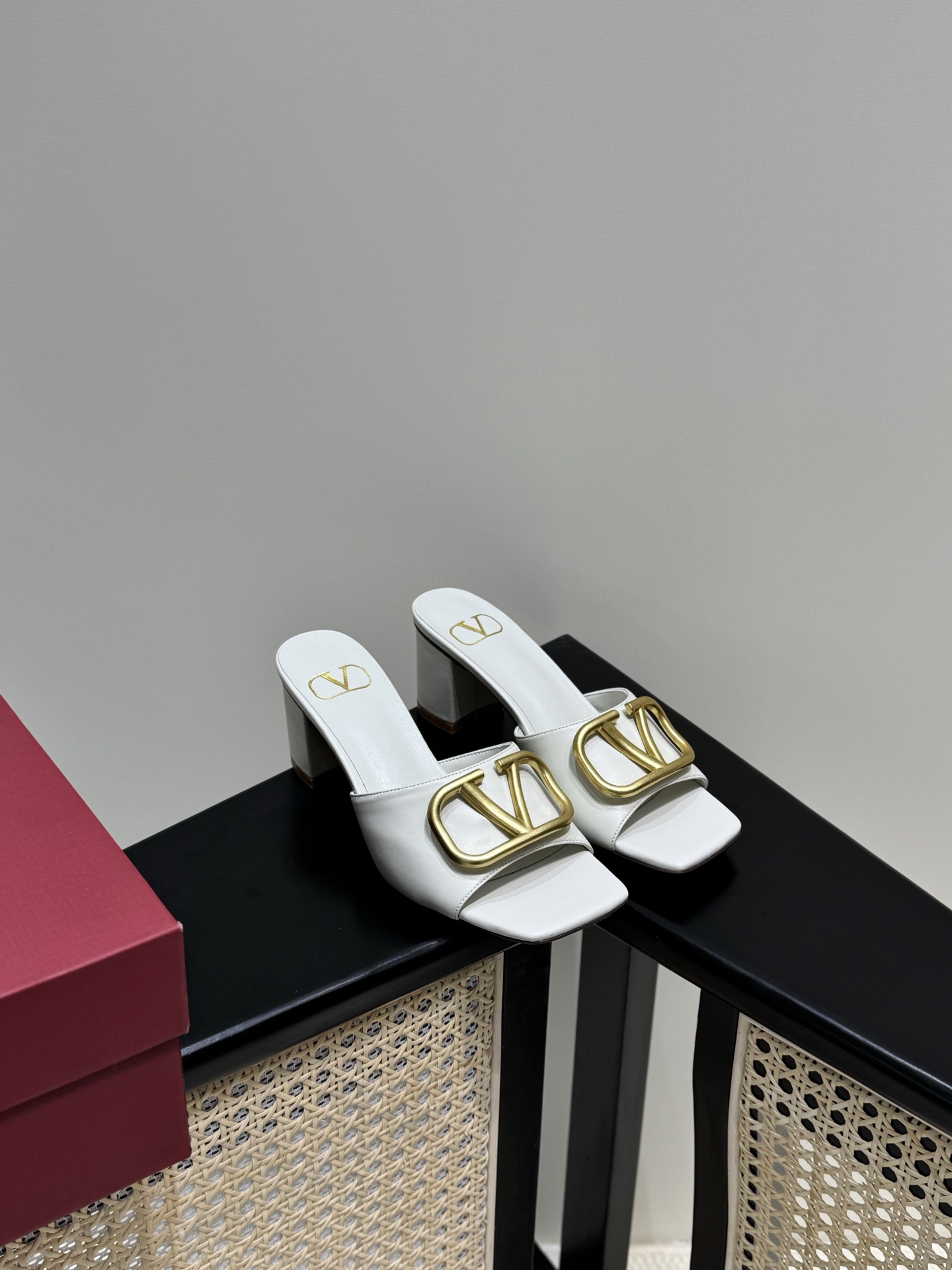 Valentino 白色皮革 粗跟 露趾 涼拖 金屬扣