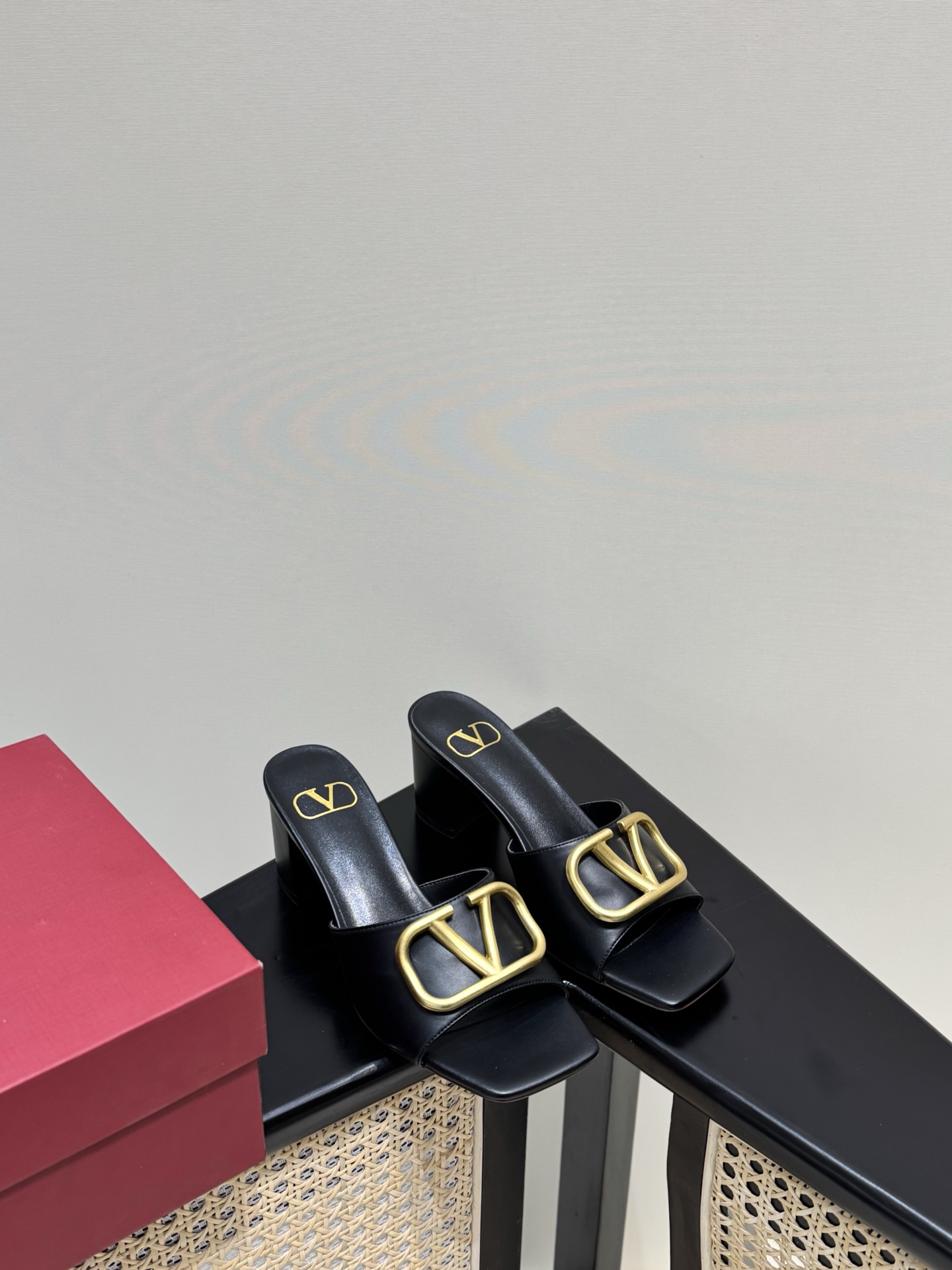 Valentino 涼拖 黑色 皮革 V扣 粗跟