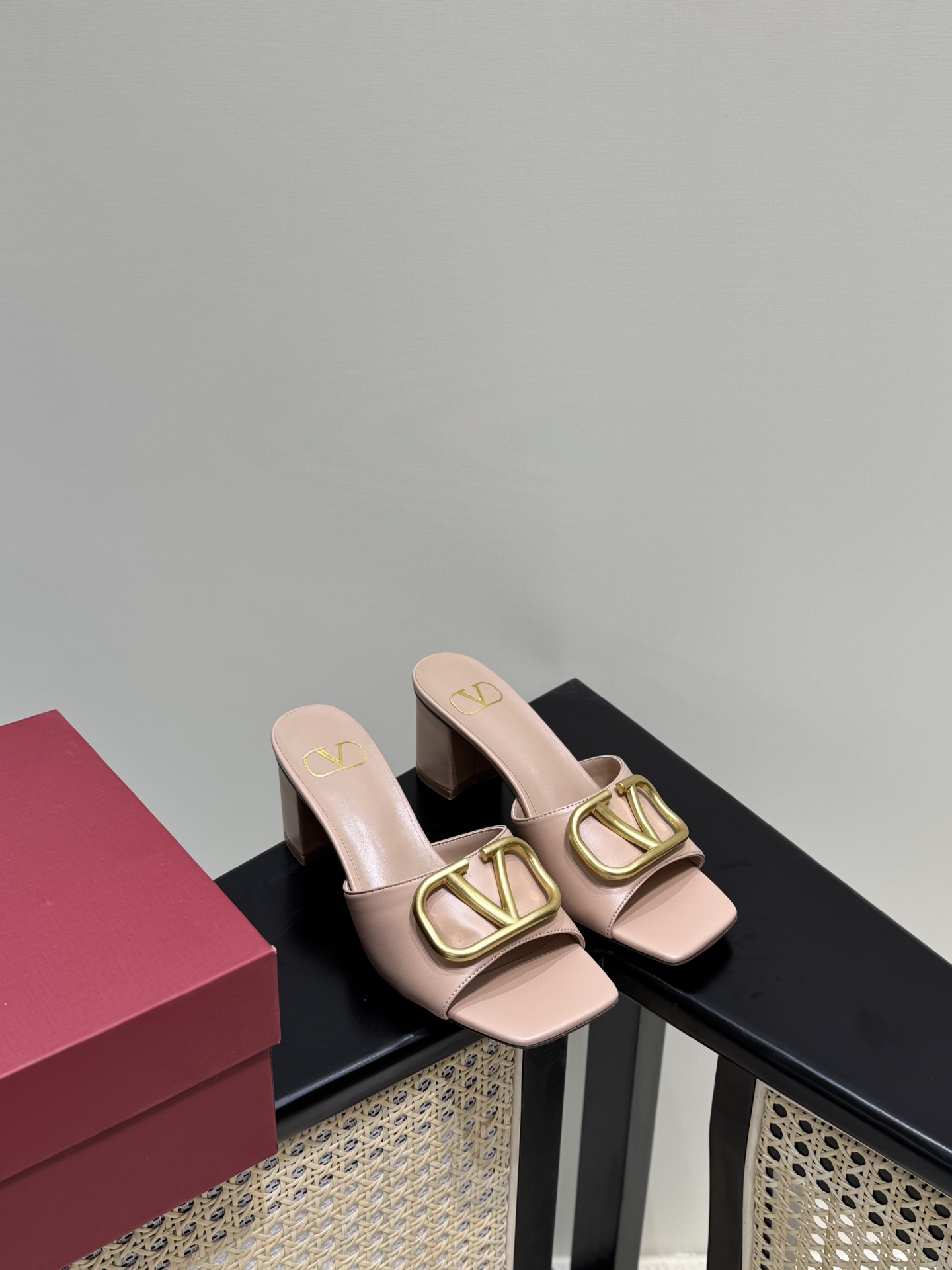 Valentino 粗跟 露趾 涼拖 金屬扣 粉色