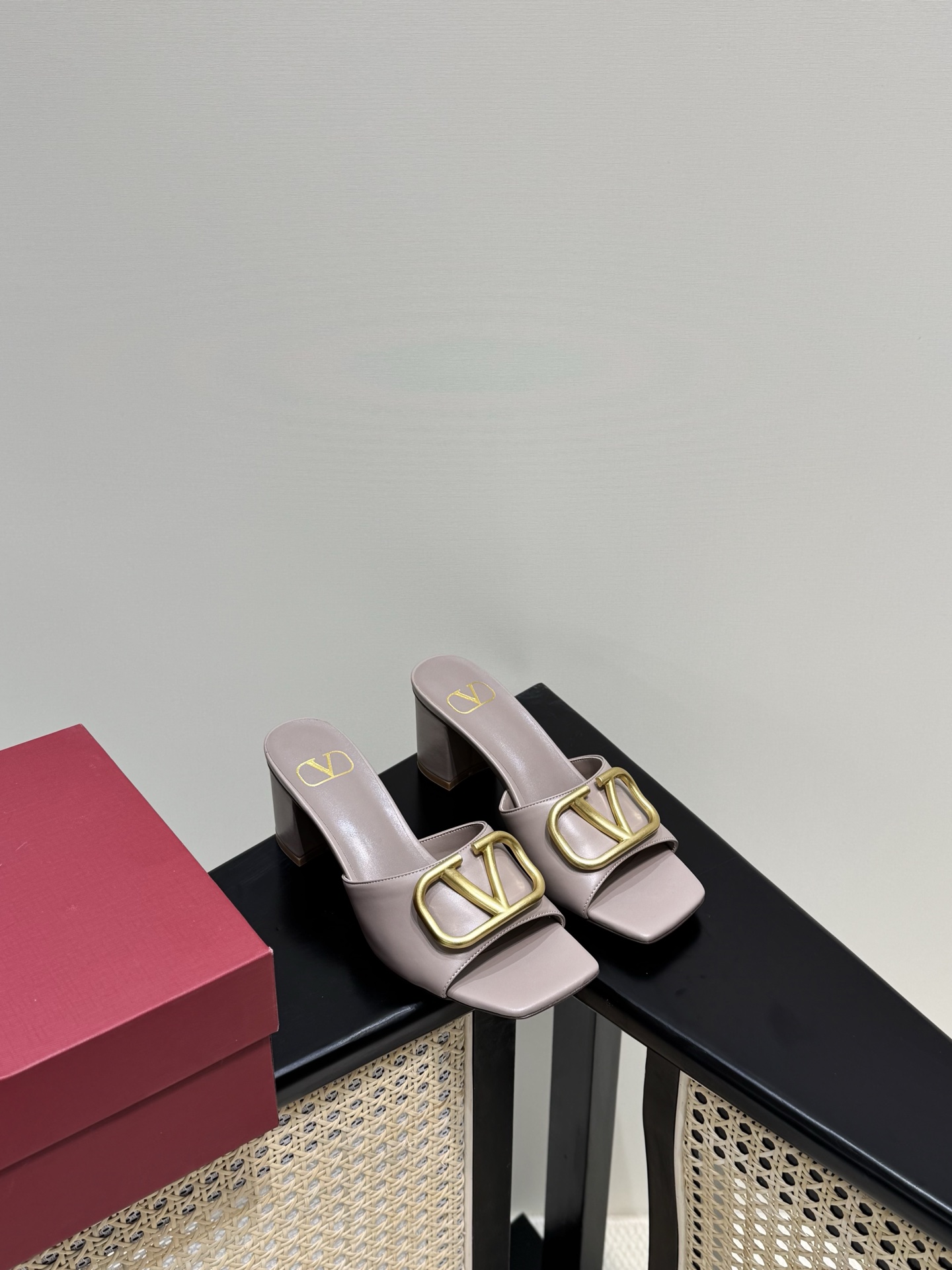 Valentino 粗跟 露趾 涼拖 金屬扣 純色