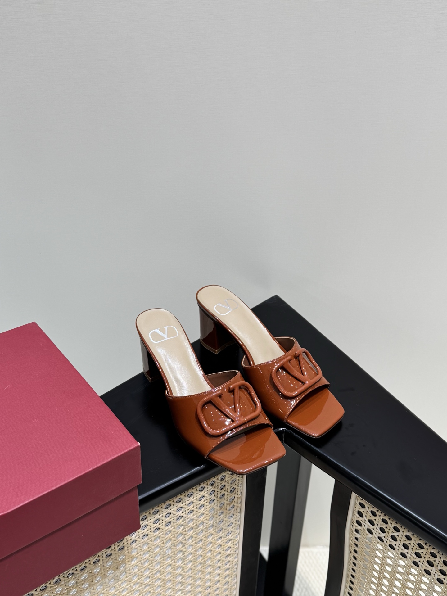 Valentino 穆勒鞋 漆皮 棕色 粗跟 方頭 V扣