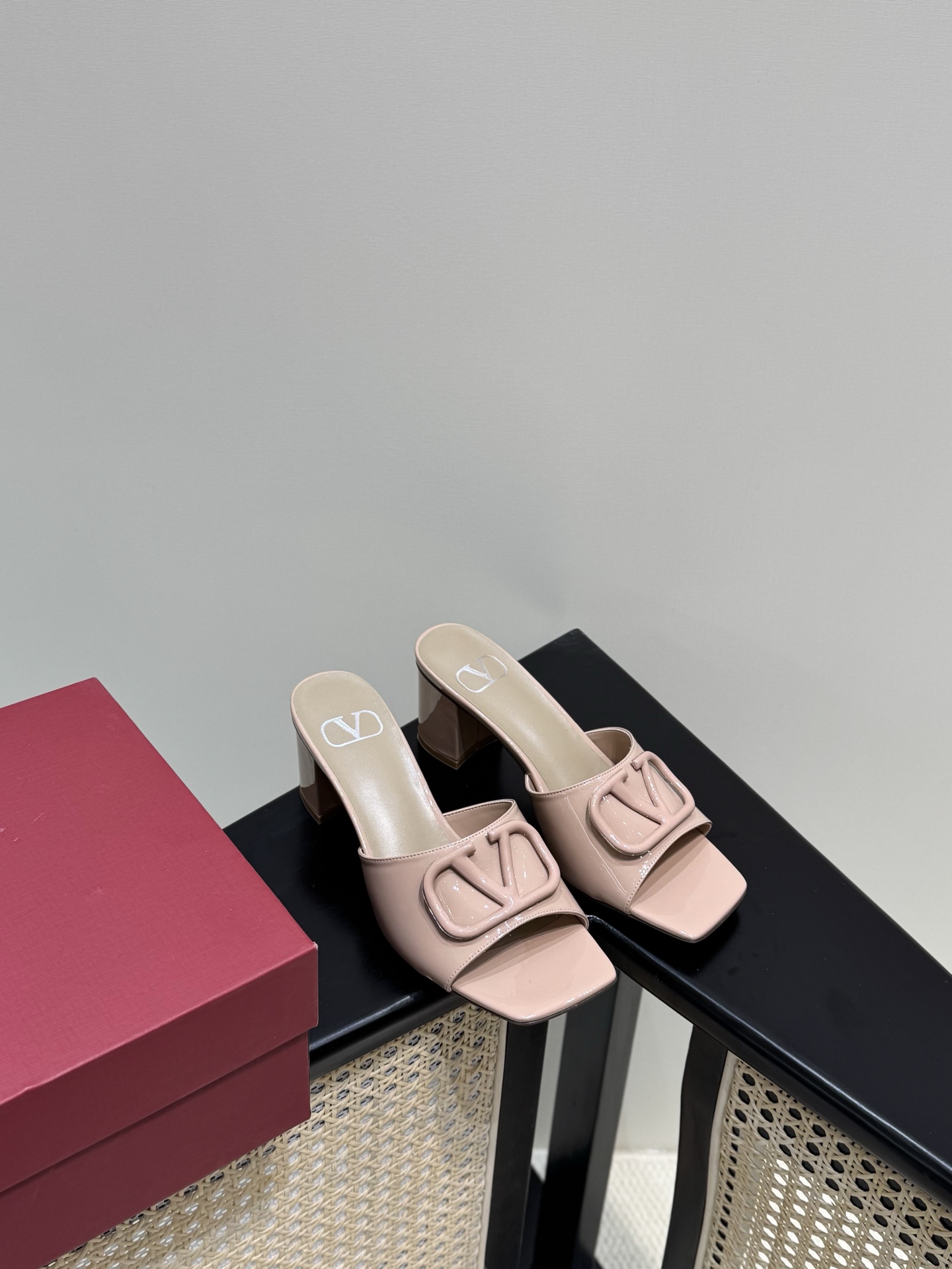 Valentino chunky heel open-toe patent leather sandals pink