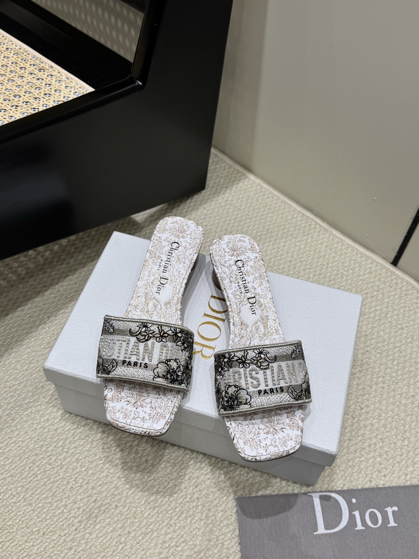 Dior Spring Summer Resort Collection CD Embroidered Slippers Authentic Washed Original Development Italian Genuine Leather Outsole Engraved Star Logo
