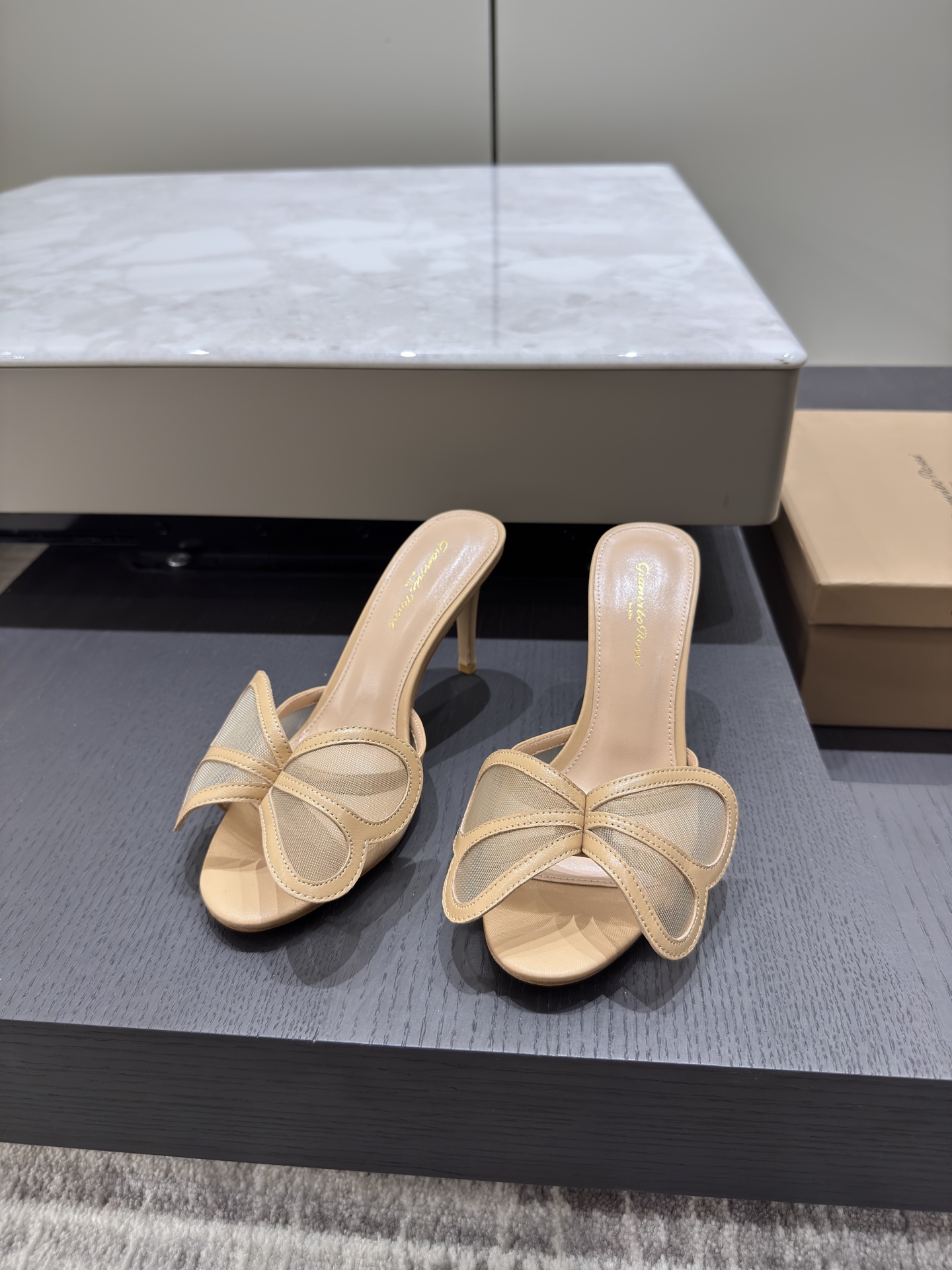 Gianvito Rossi Eiko Stiletto 슬링백 힐 샌들 양가죽+메쉬+체코 크리스탈 10.5cm/8cm