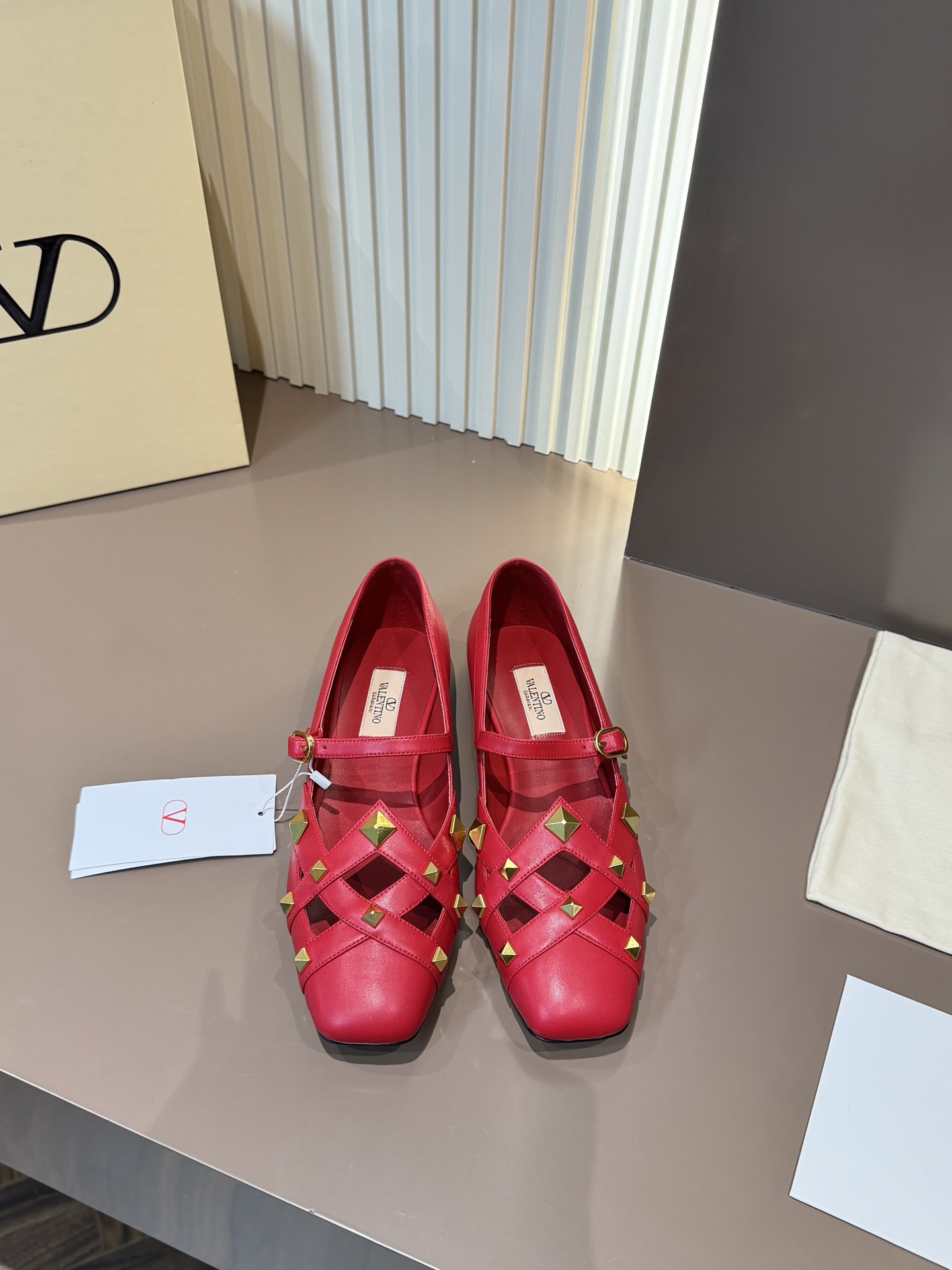 Valentino 华伦天奴 凉鞋 真皮 红色 铆钉 玛丽珍