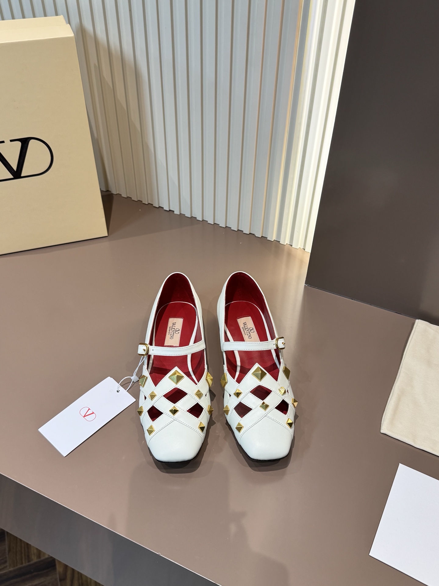 Valentino 华伦天奴 凉鞋 真皮 白色 铆钉