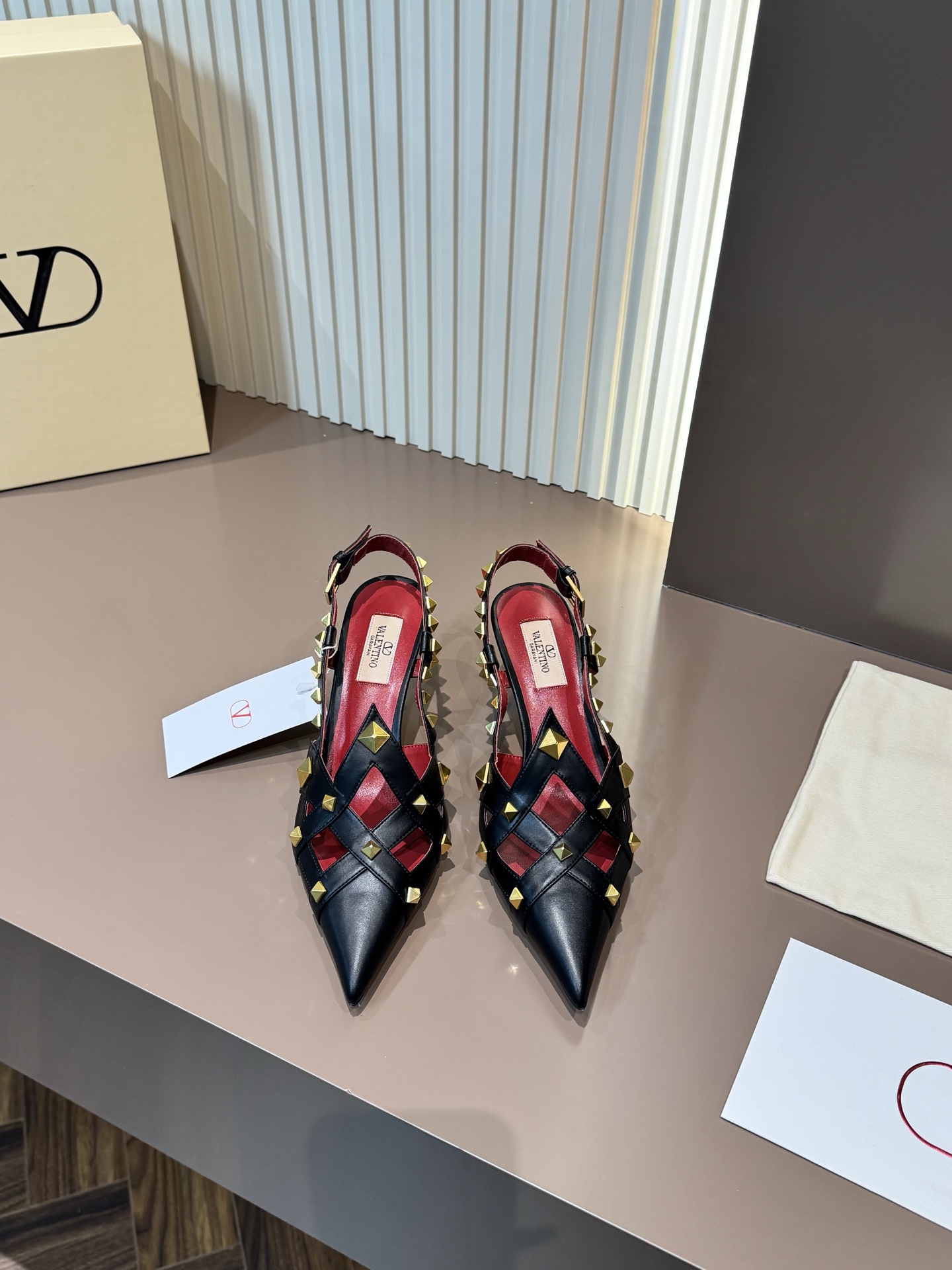 Valentino 华伦天奴 凉鞋 黑色 铆钉 尖头 真皮