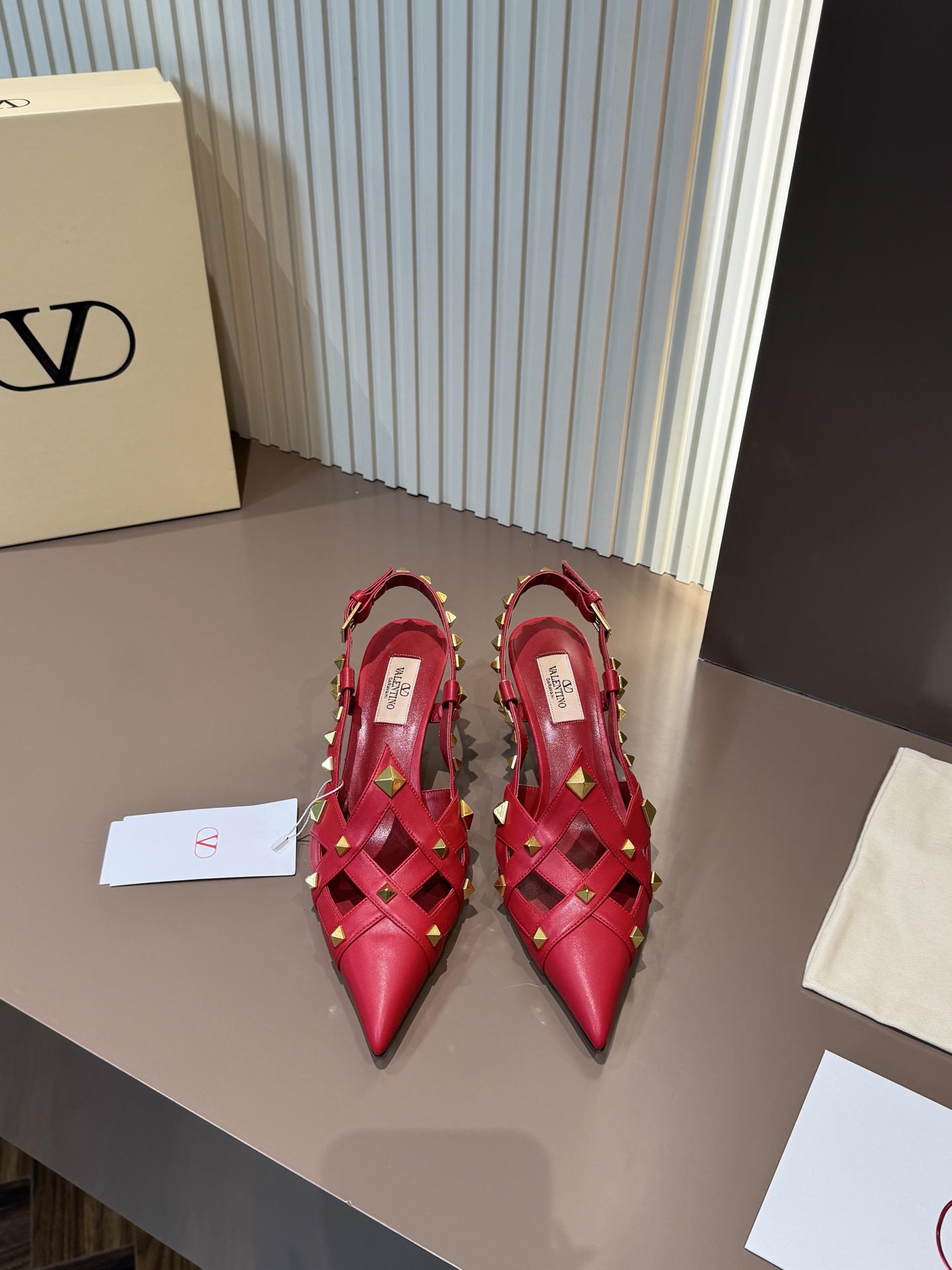Valentino 华伦天奴 凉鞋 红色 铆钉 尖头 真皮